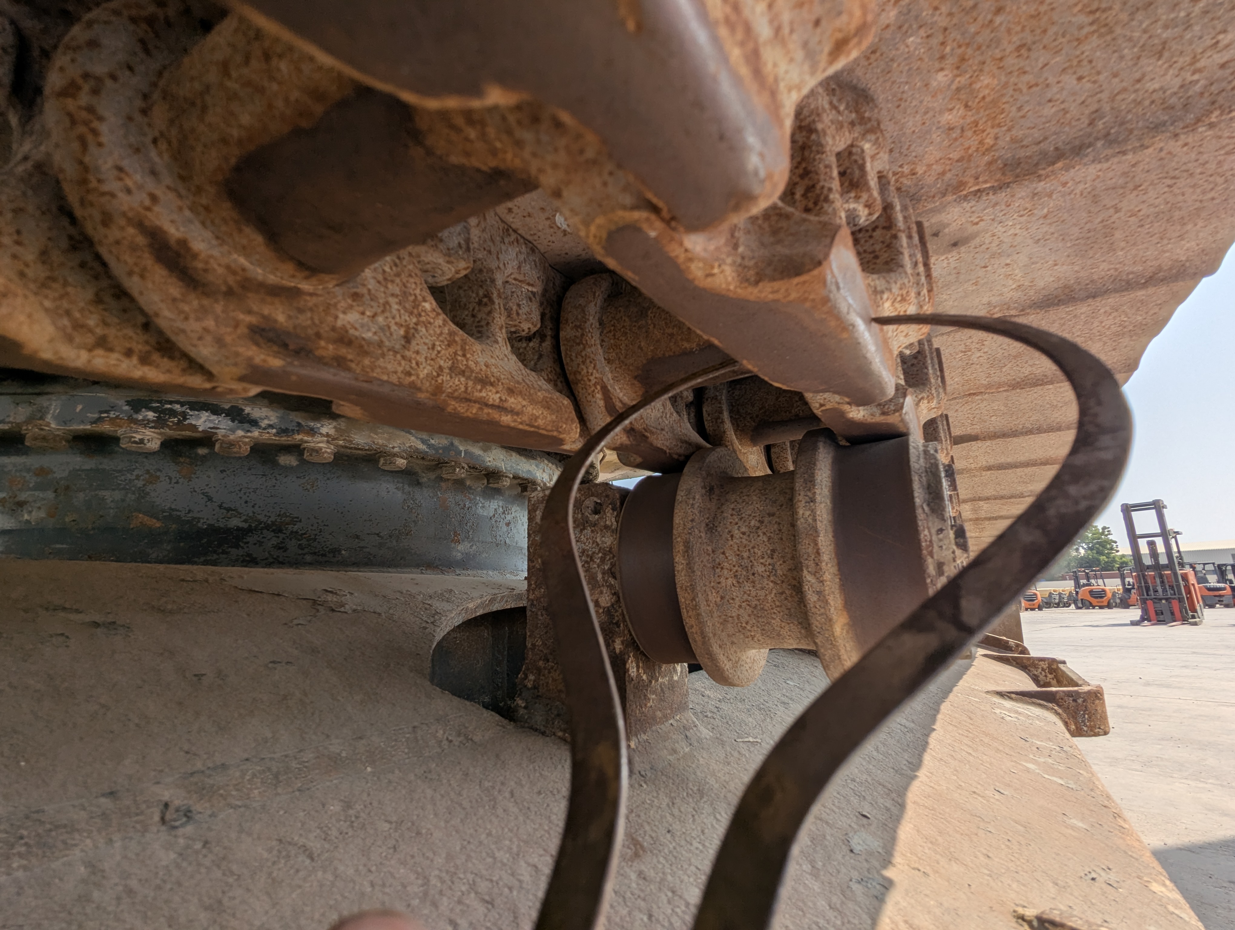 MDX-012-Komatsu-PC350LC-8-Medium-excavators-inspection-Undercarriage-Right-track-chain-2