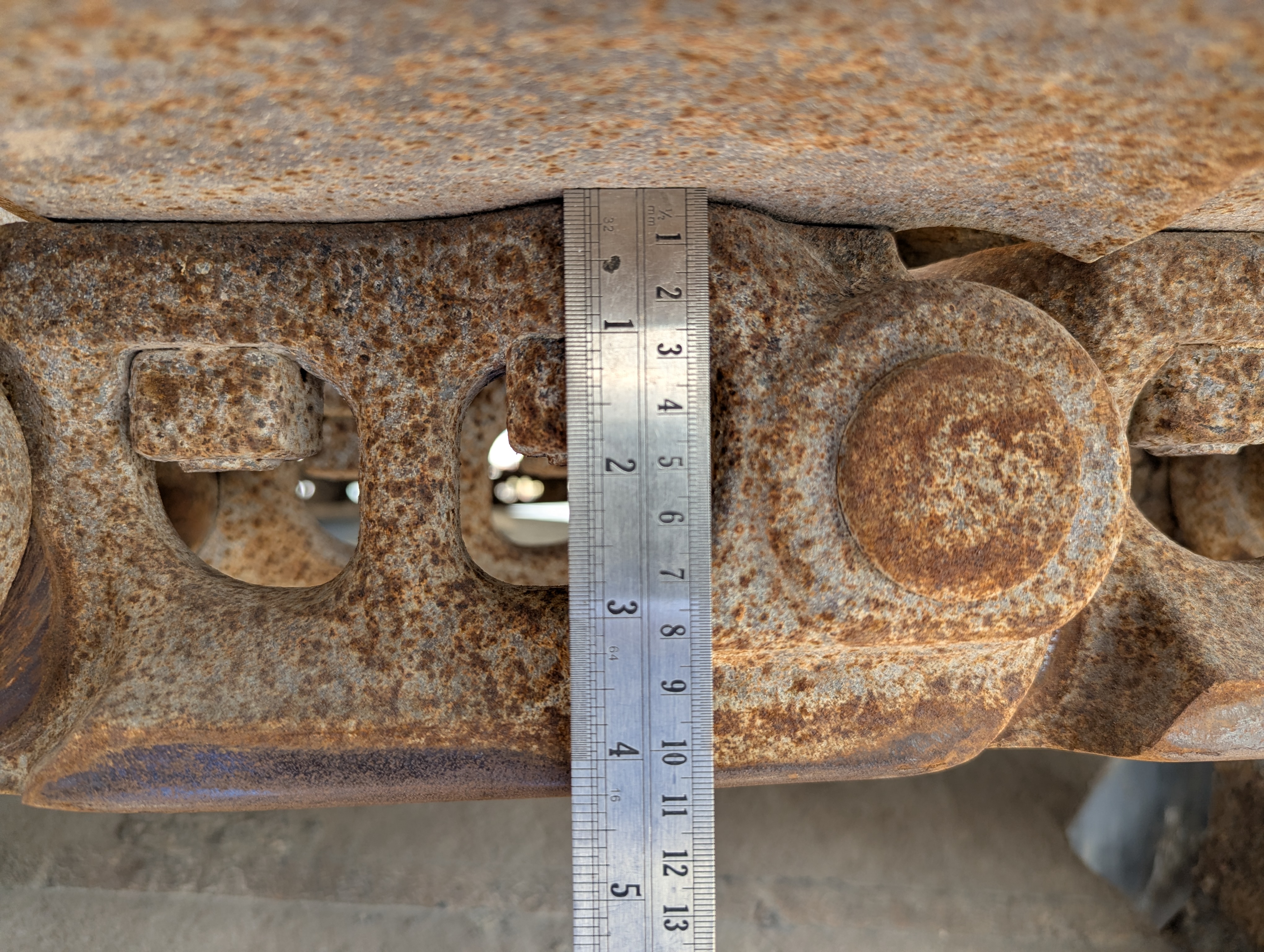 MDX-012-Komatsu-PC350LC-8-Medium-excavators-inspection-Undercarriage-Right-track-chain-2