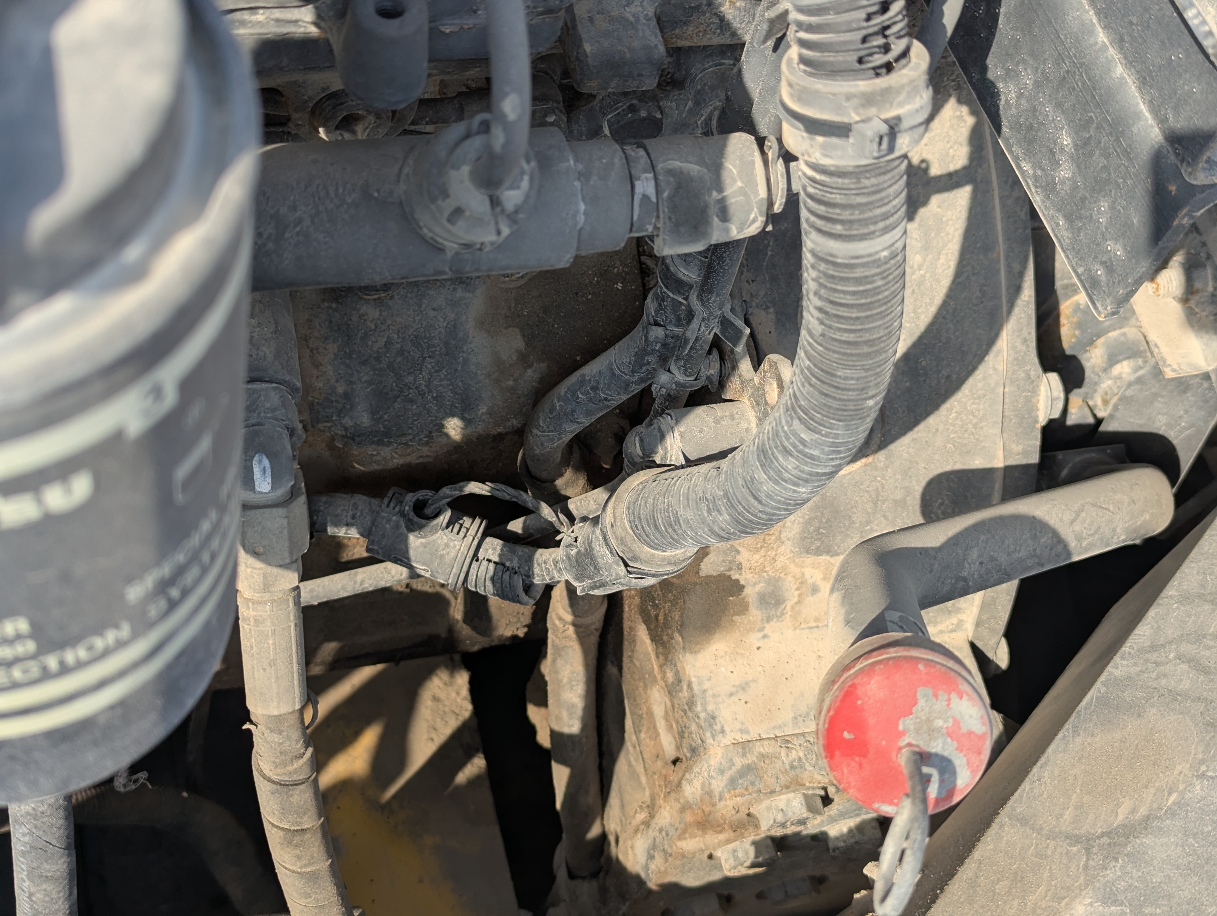 MDX-012-Komatsu-PC350LC-8-Medium-excavators-inspection-Engine-Engine-oil-leaks-3