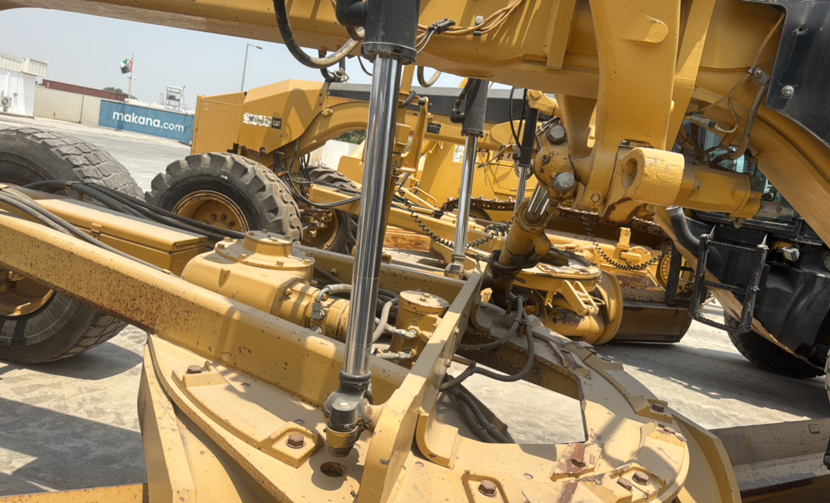 MGG-004-كاتربيلر-140M-VHP-Plus-كريدرات-فحص-الهيدروليك-أسطوانات-رفع-الشفرة-2