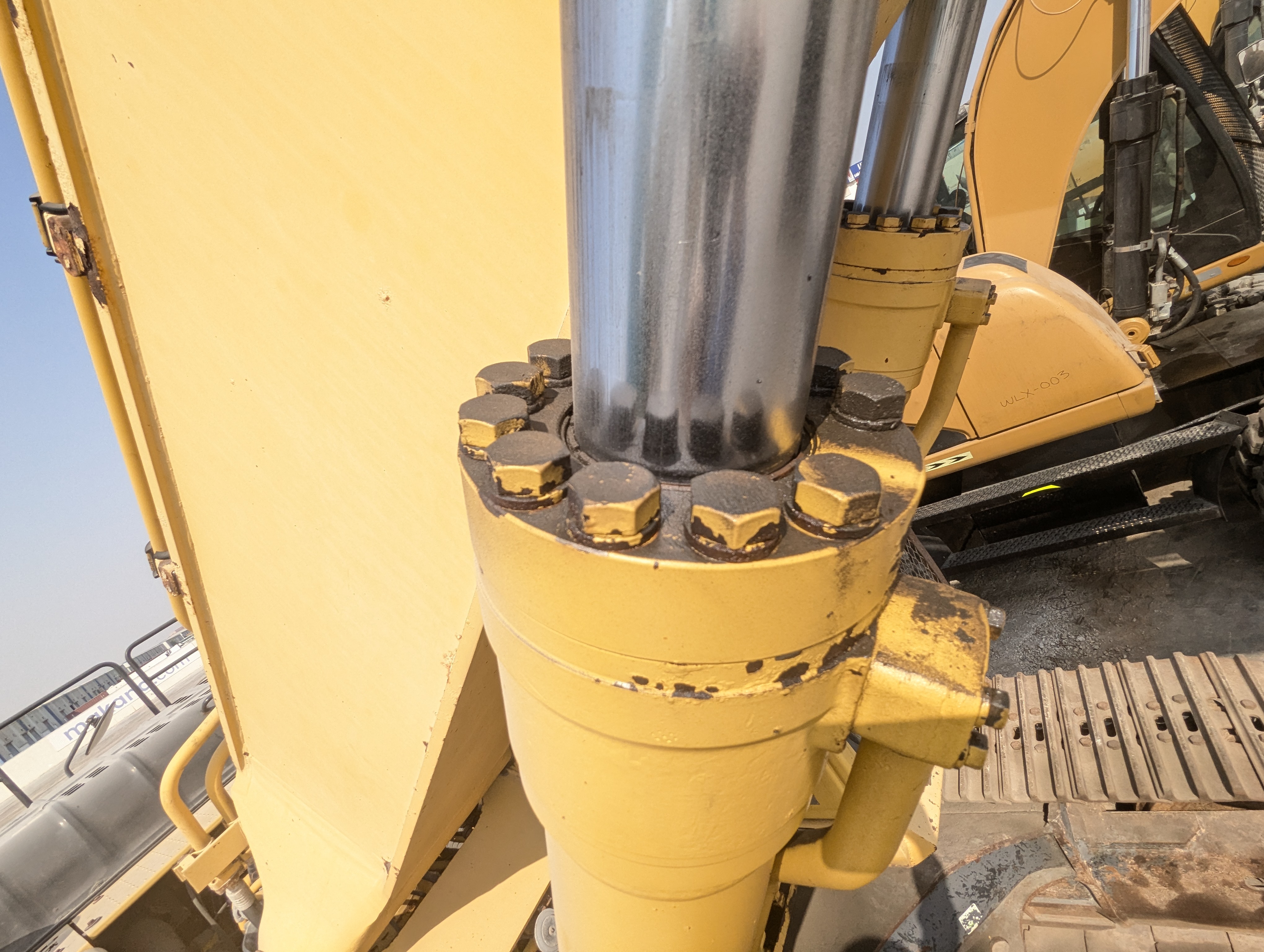 MDX-012-Komatsu-PC350LC-8-Medium-excavators-inspection-Hydraulics-Boom-lift-cylinder-2