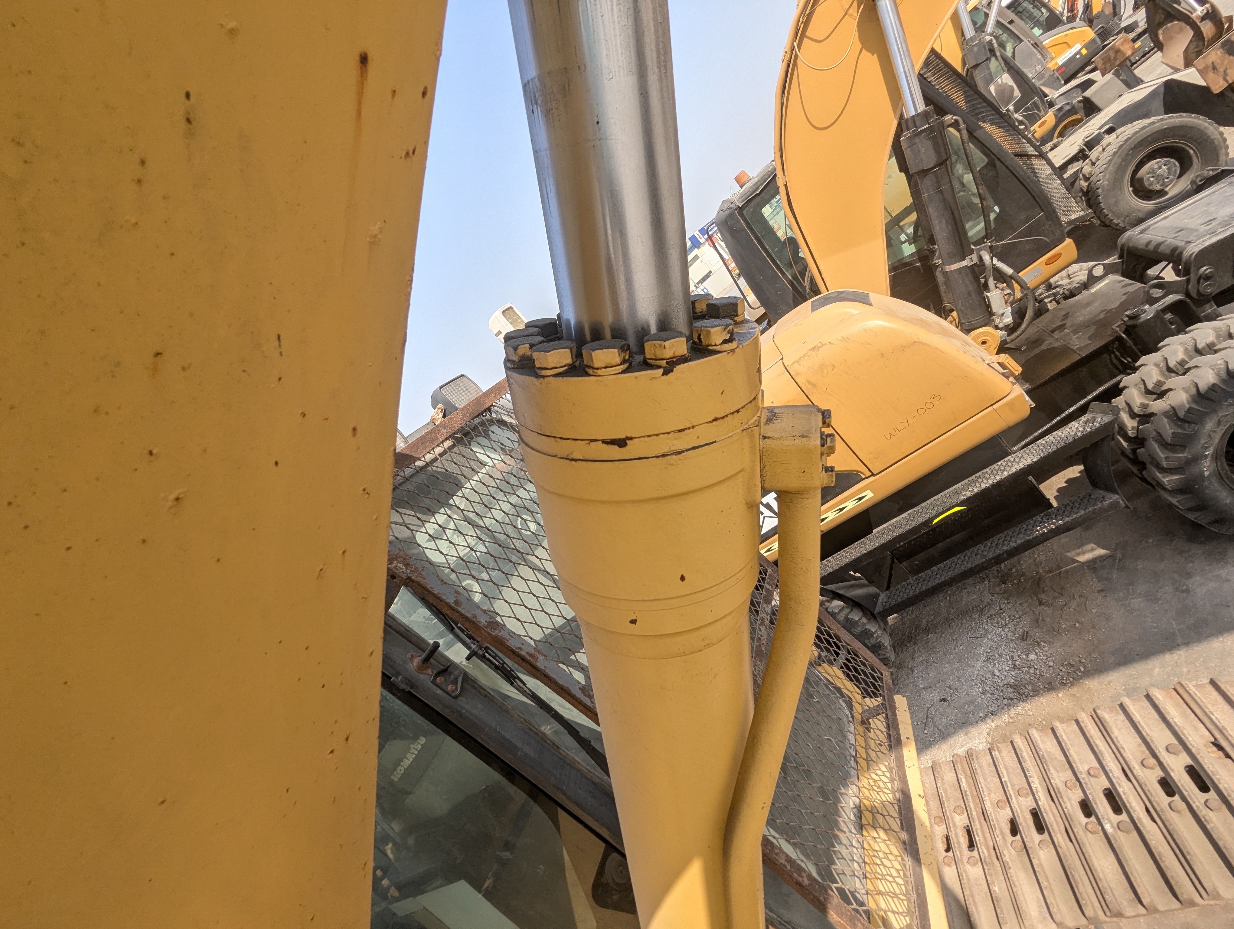 MDX-012-Komatsu-PC350LC-8-Medium-excavators-inspection-Hydraulics-Boom-lift-cylinder-2