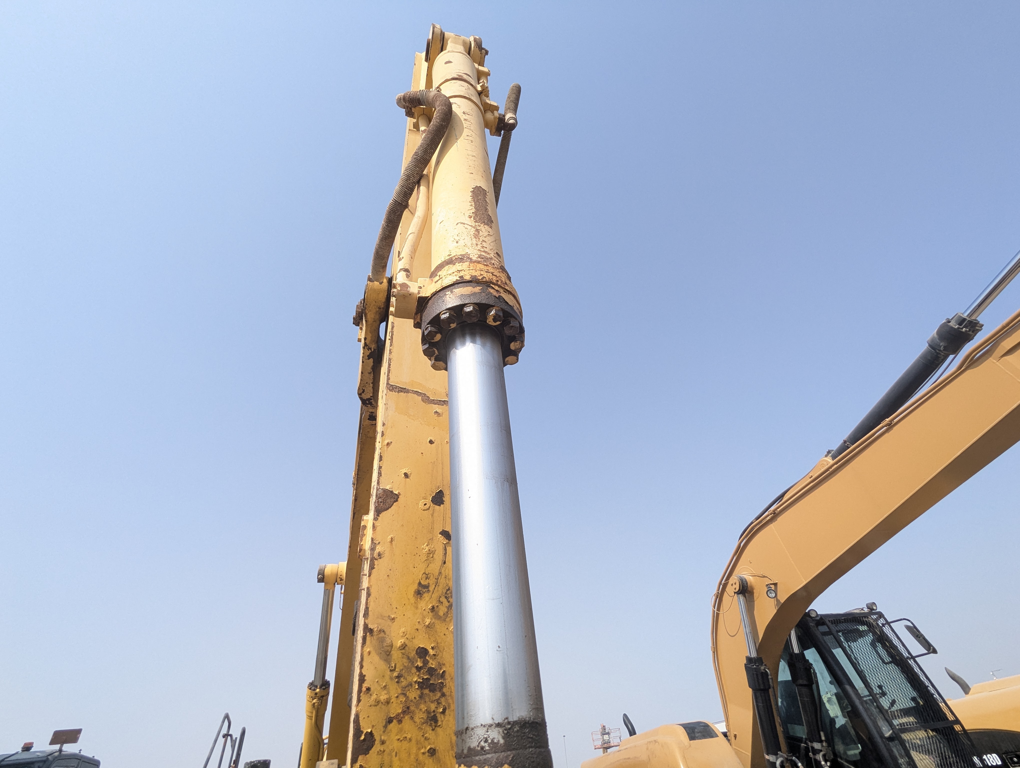 MDX-012-Komatsu-PC350LC-8-Medium-excavators-inspection-Hydraulics-Bucket-cylinder-2