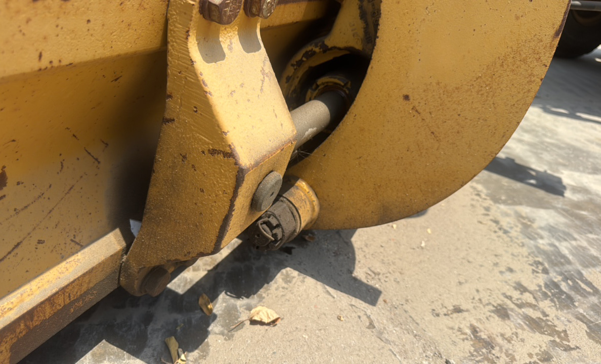 MGG-004-كاتربيلر-140M-VHP-Plus-كريدرات-فحص-الهيدروليك-اسطوانة-الإزاحة-الجانبية-2