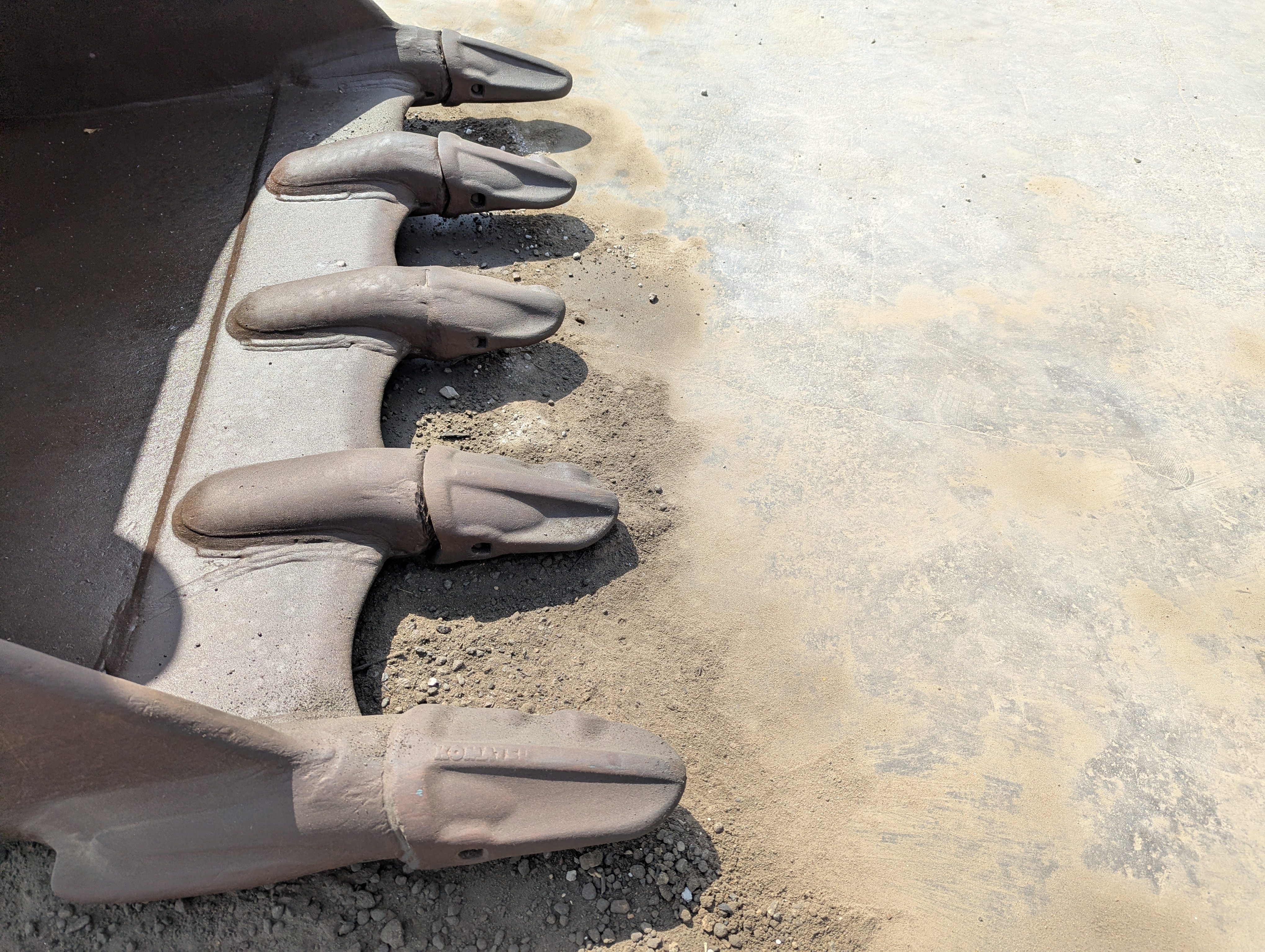 MDX-012-Komatsu-PC350LC-8-Medium-excavators-inspection-Attachment-Excavator-bucket-teeth-condition-3