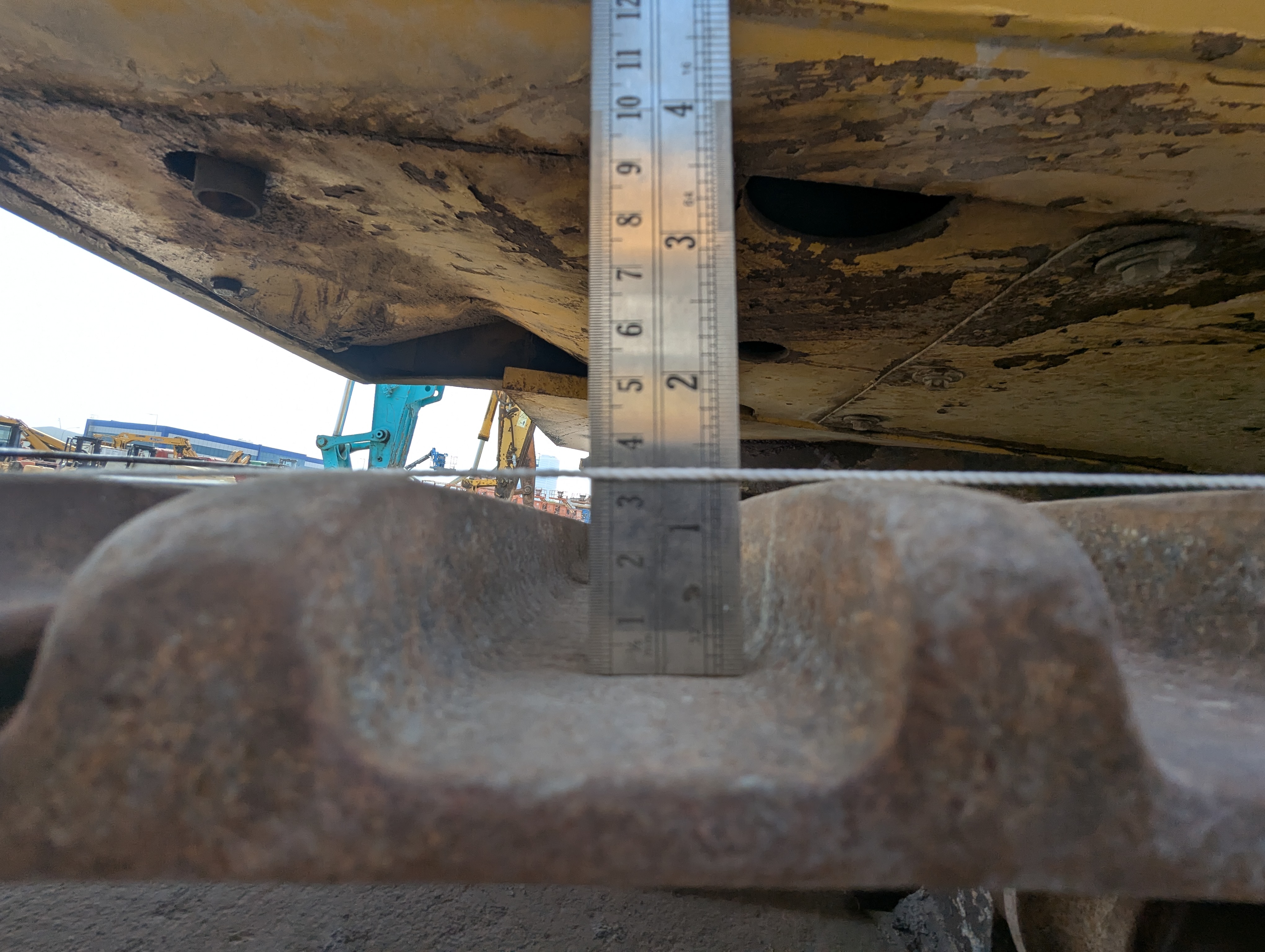 MDX-012-Komatsu-PC350LC-8-Medium-excavators-inspection-Undercarriage-Left-grouser-height-1
