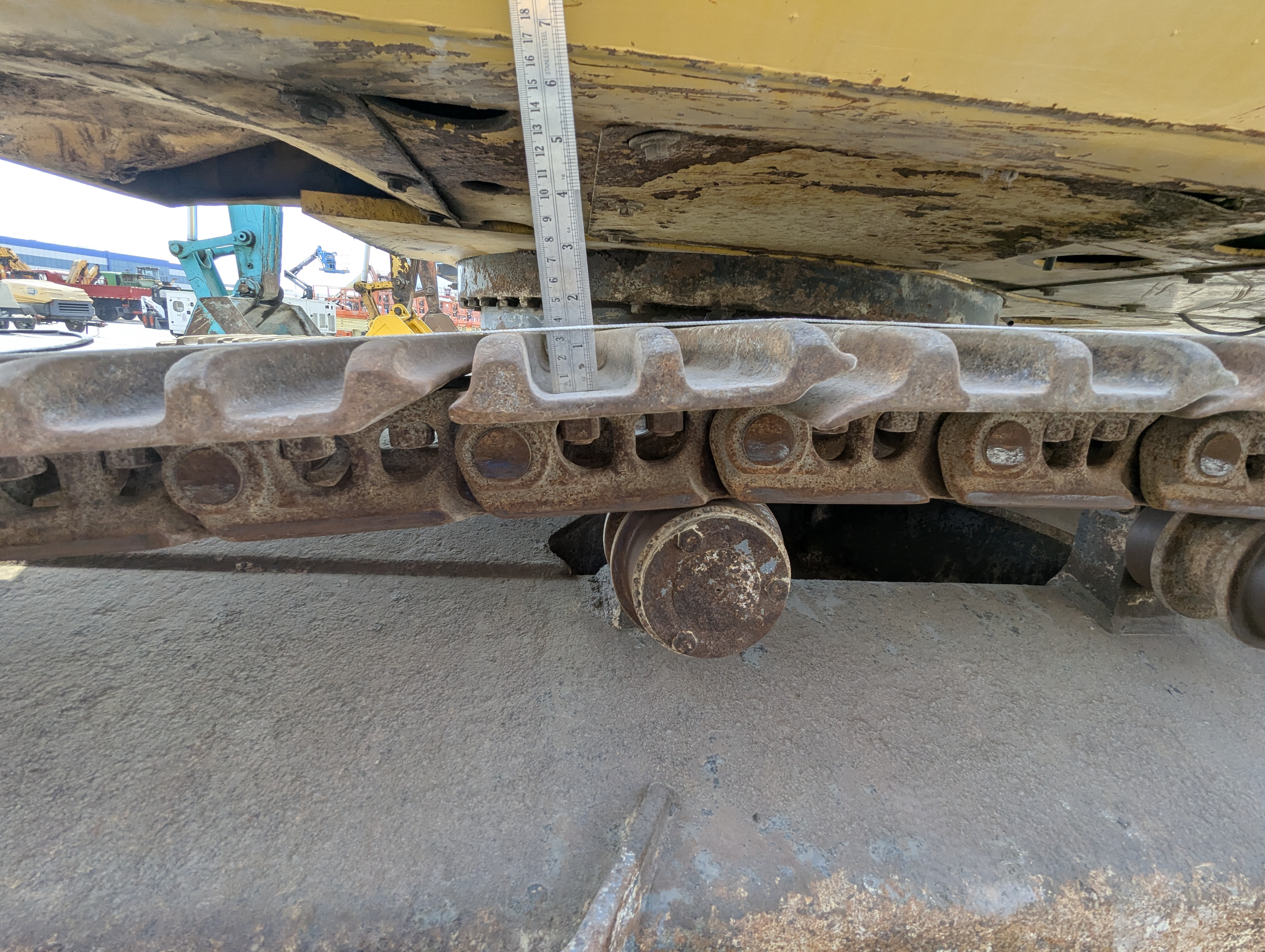 MDX-012-Komatsu-PC350LC-8-Medium-excavators-inspection-Undercarriage-Left-grouser-height-1