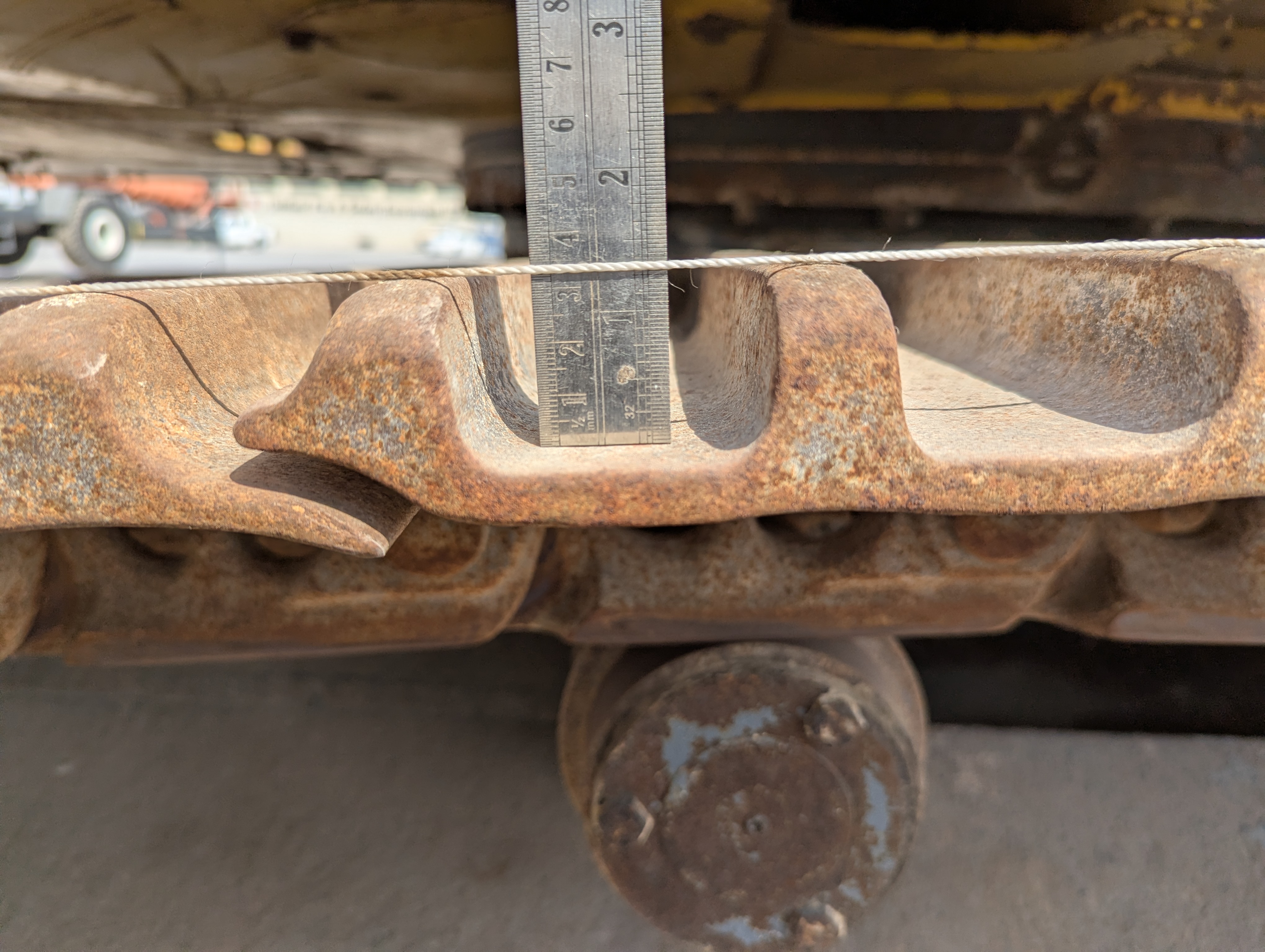 MDX-012-Komatsu-PC350LC-8-Medium-excavators-inspection-Undercarriage-Right-grouser-height-1