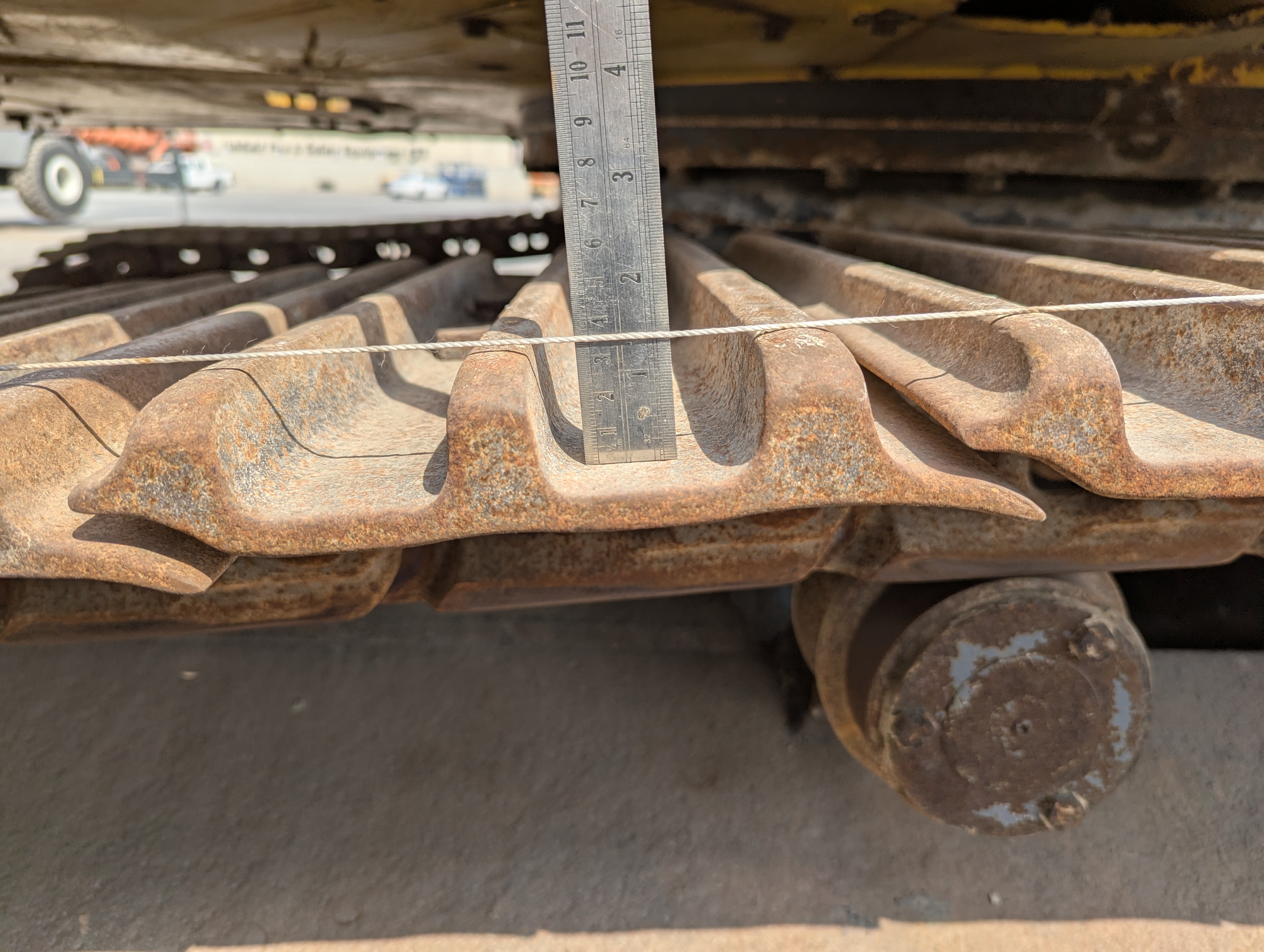 MDX-012-Komatsu-PC350LC-8-Medium-excavators-inspection-Undercarriage-Right-grouser-height-1
