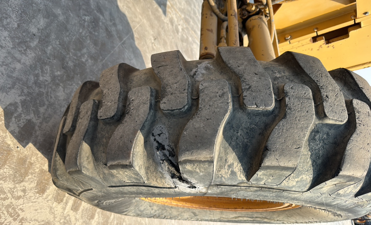 MGG-005-Cat-140H-Motor-graders-inspection-Chassis-Right-front-tire-/-wheel-hub---condition-3