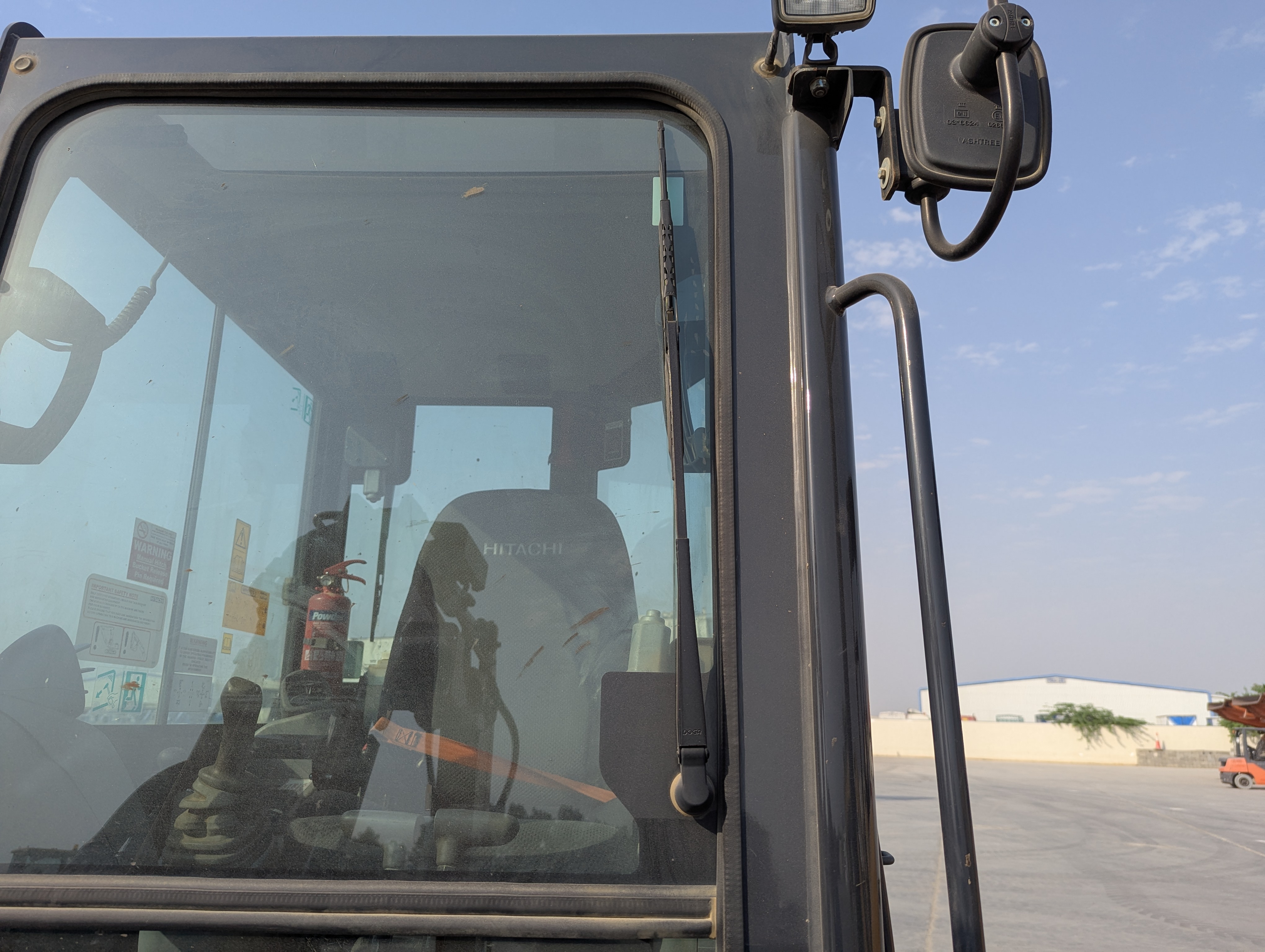 MNX-008-هيتاشي-ZX33U-6-CLR-حفارات-صغيرة-فحص-الإلكترونيات-المساحات-1