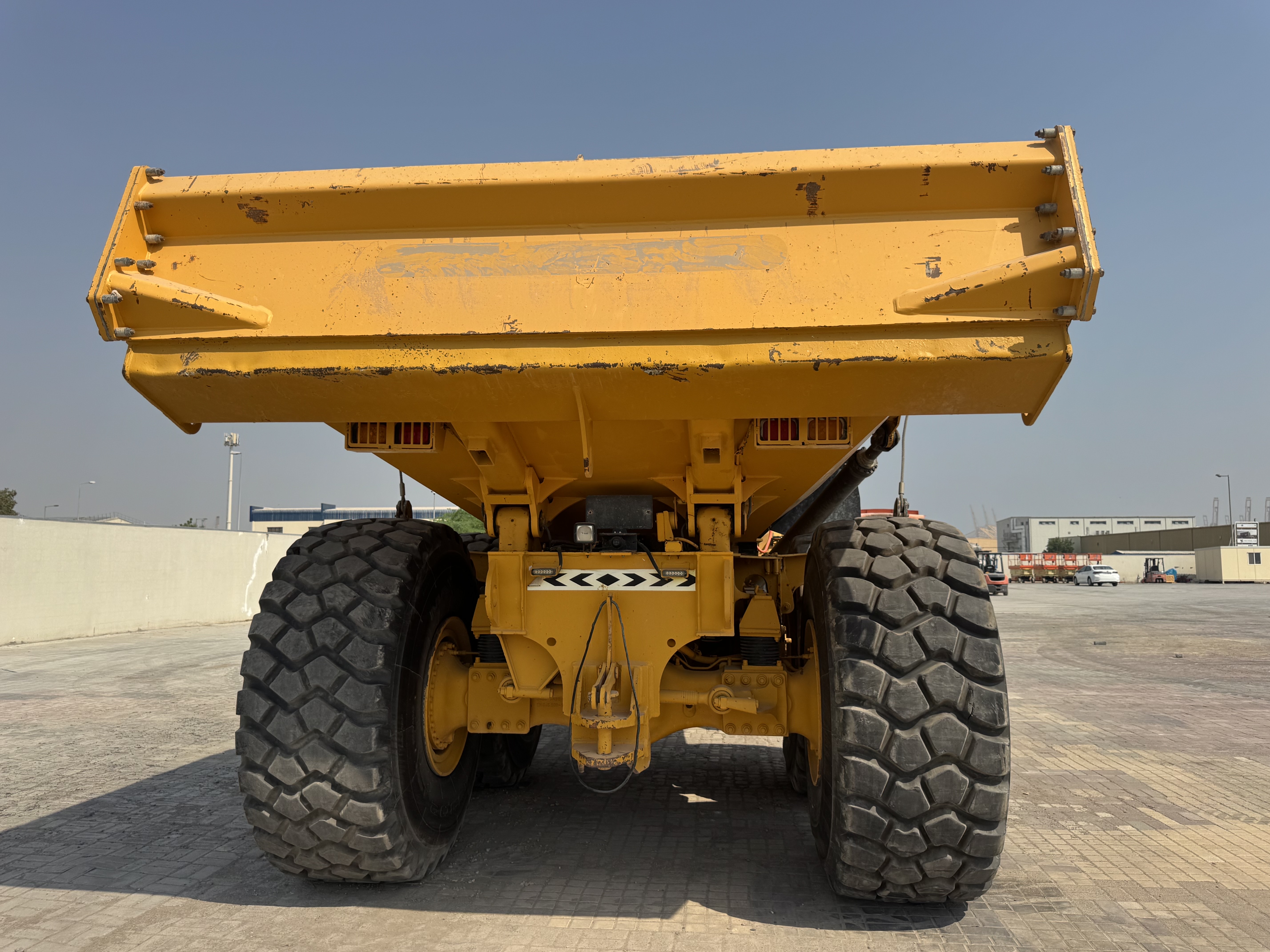ADT-006-فولفو-A40G-شاحنات-قلابة-مفصلية-فحص-الهيكل-الصبغ-1