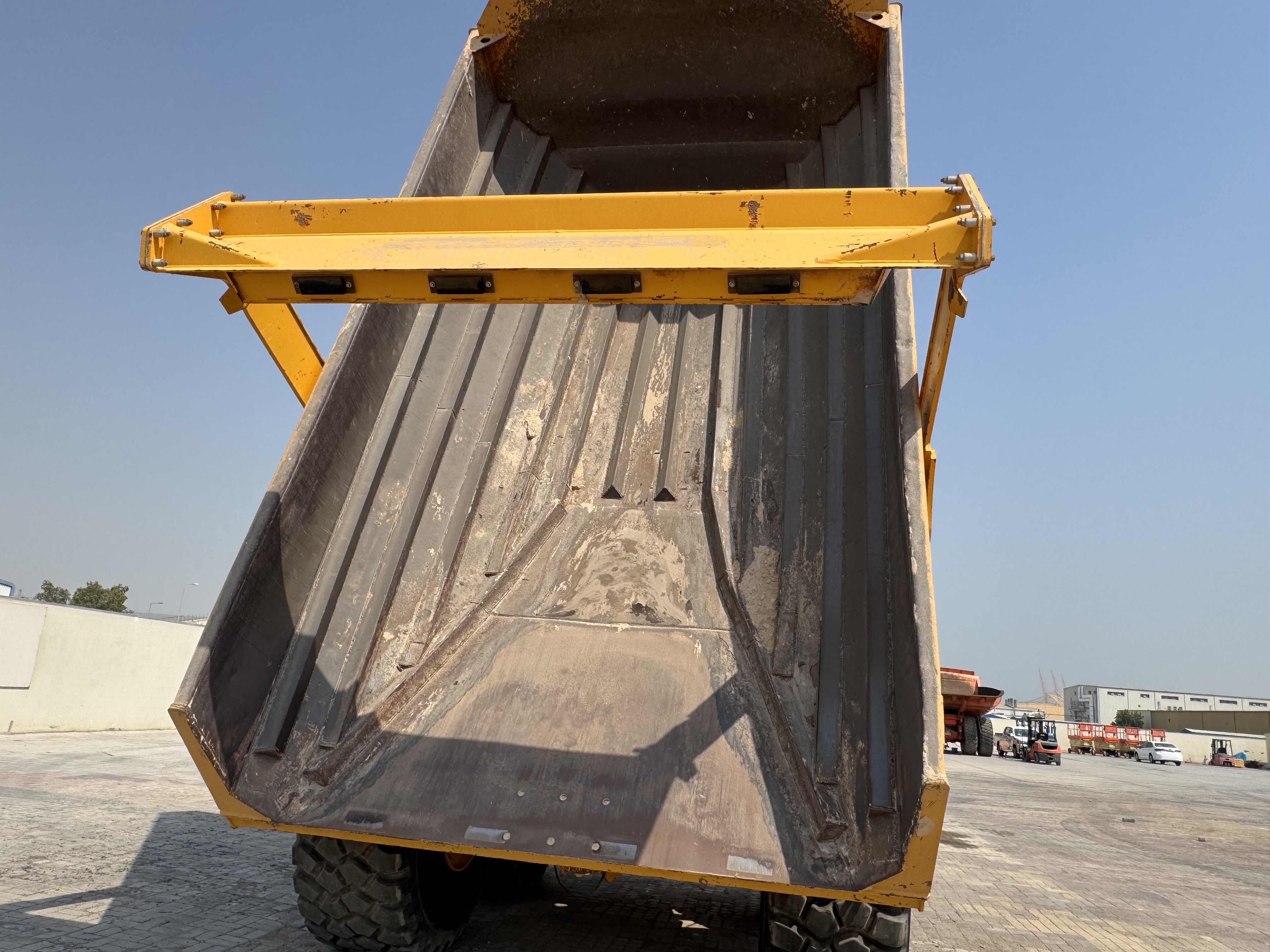 ADT-006-فولفو-A40G-شاحنات-قلابة-مفصلية-فحص-الهيكل-الباب-الخلفي-1
