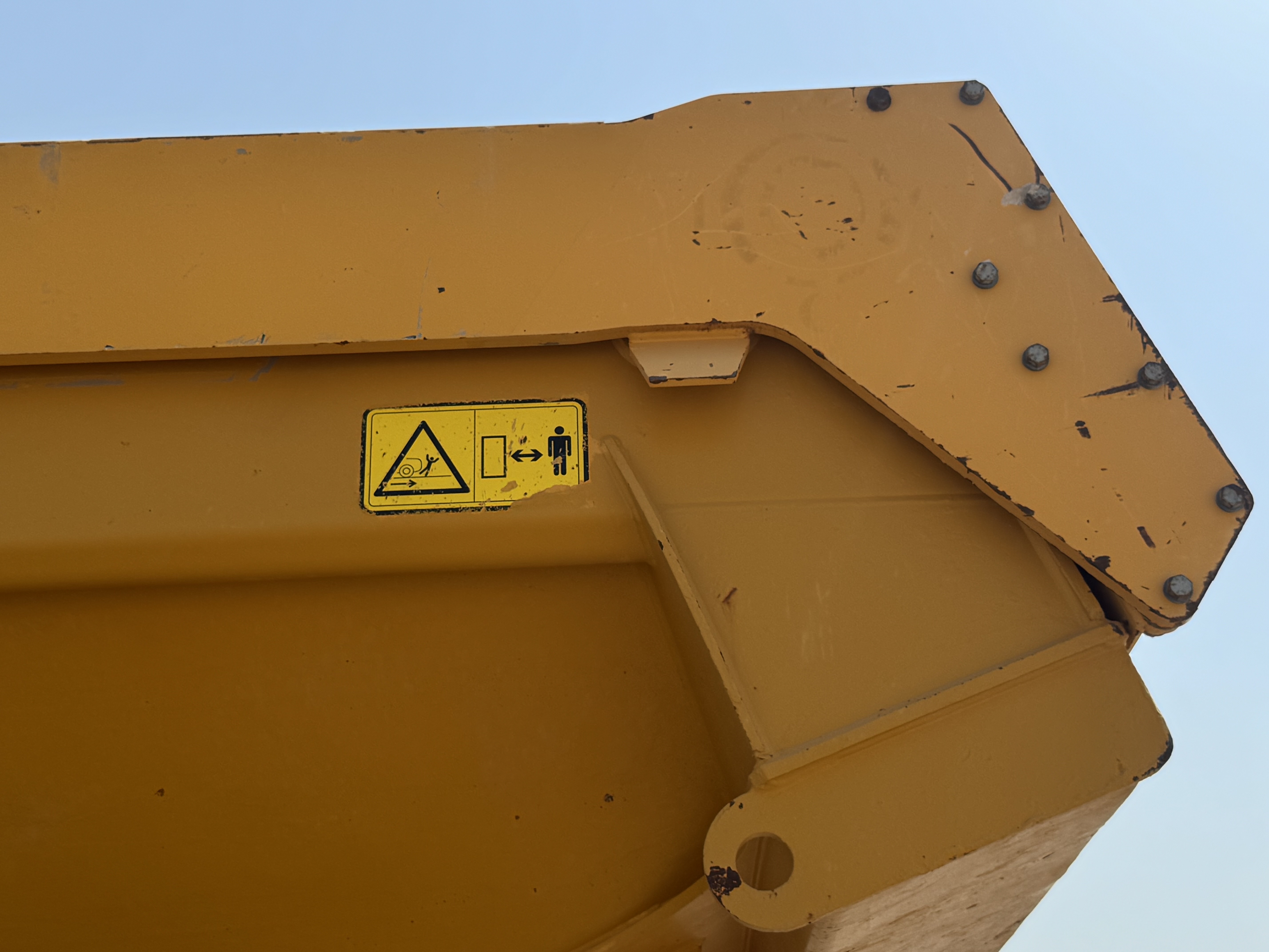 ADT-006-فولفو-A40G-شاحنات-قلابة-مفصلية-فحص-الهيكل-الباب-الخلفي-1