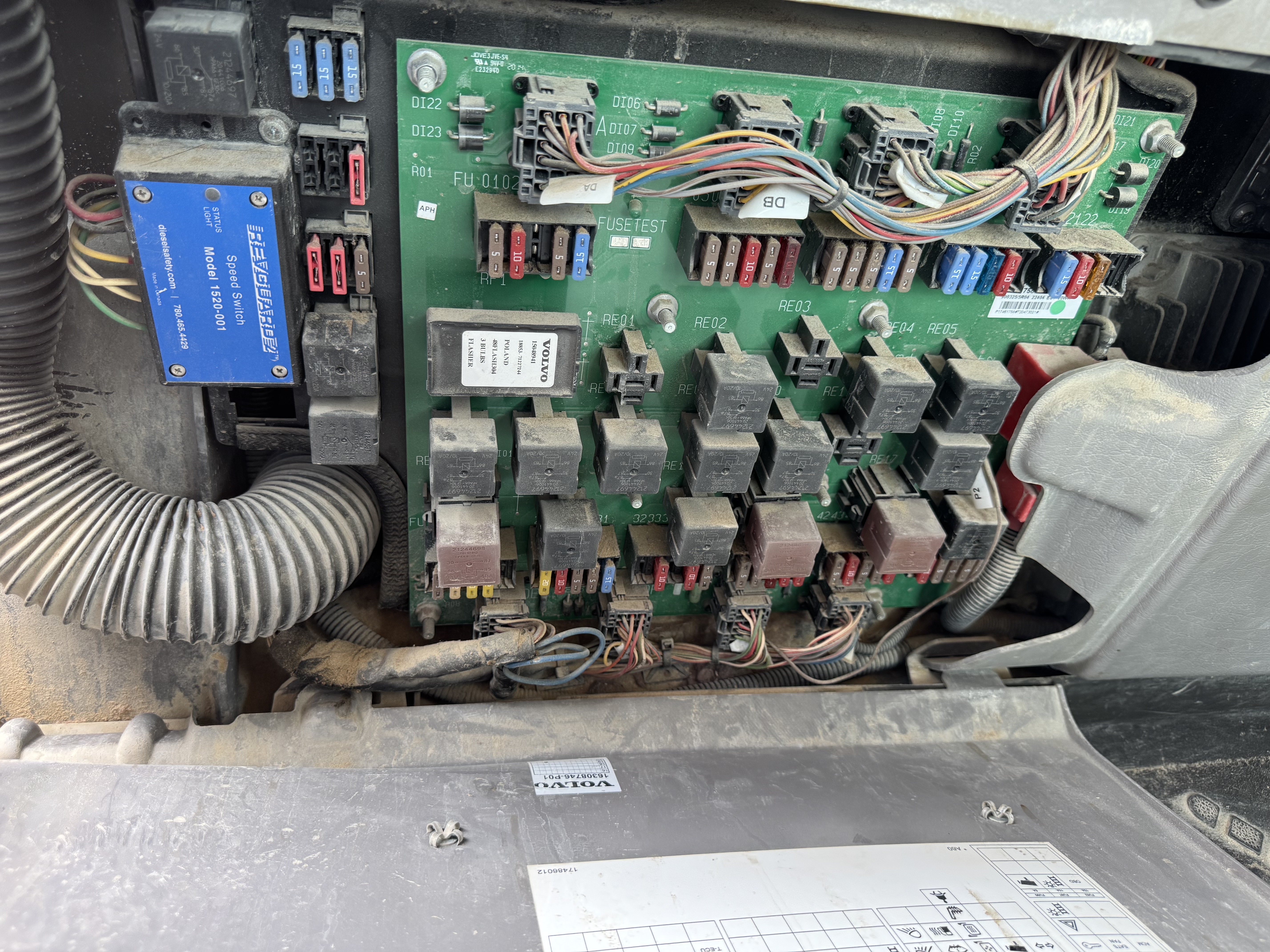 ADT-006-فولفو-A40G-شاحنات-قلابة-مفصلية-فحص-الكهربائيات-صندوق-الصمامات-1