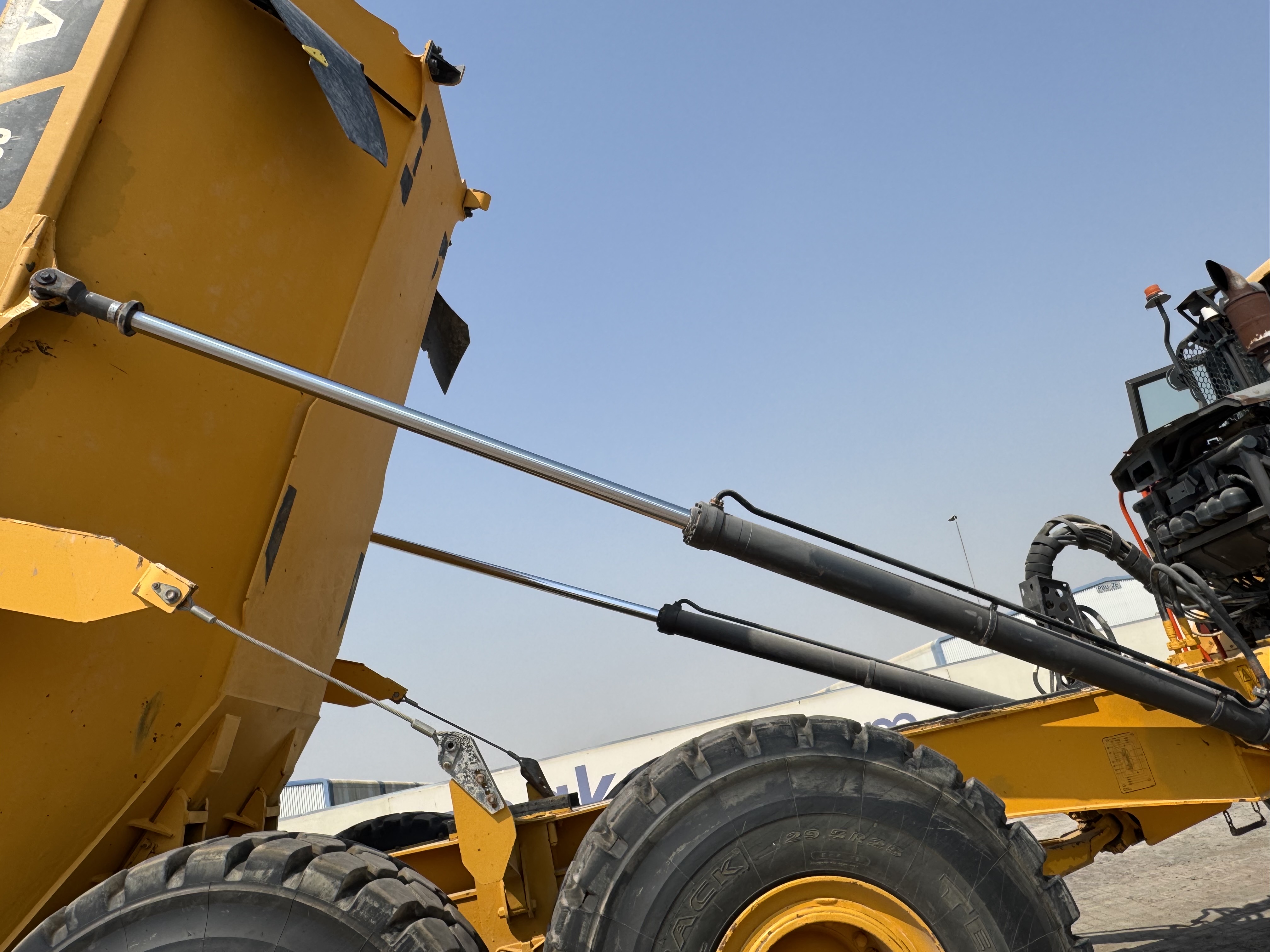 ADT-006-فولفو-A40G-شاحنات-قلابة-مفصلية-فحص-الهيدروليك-اسطوانة-رفع-صندوق-التفريغ-1