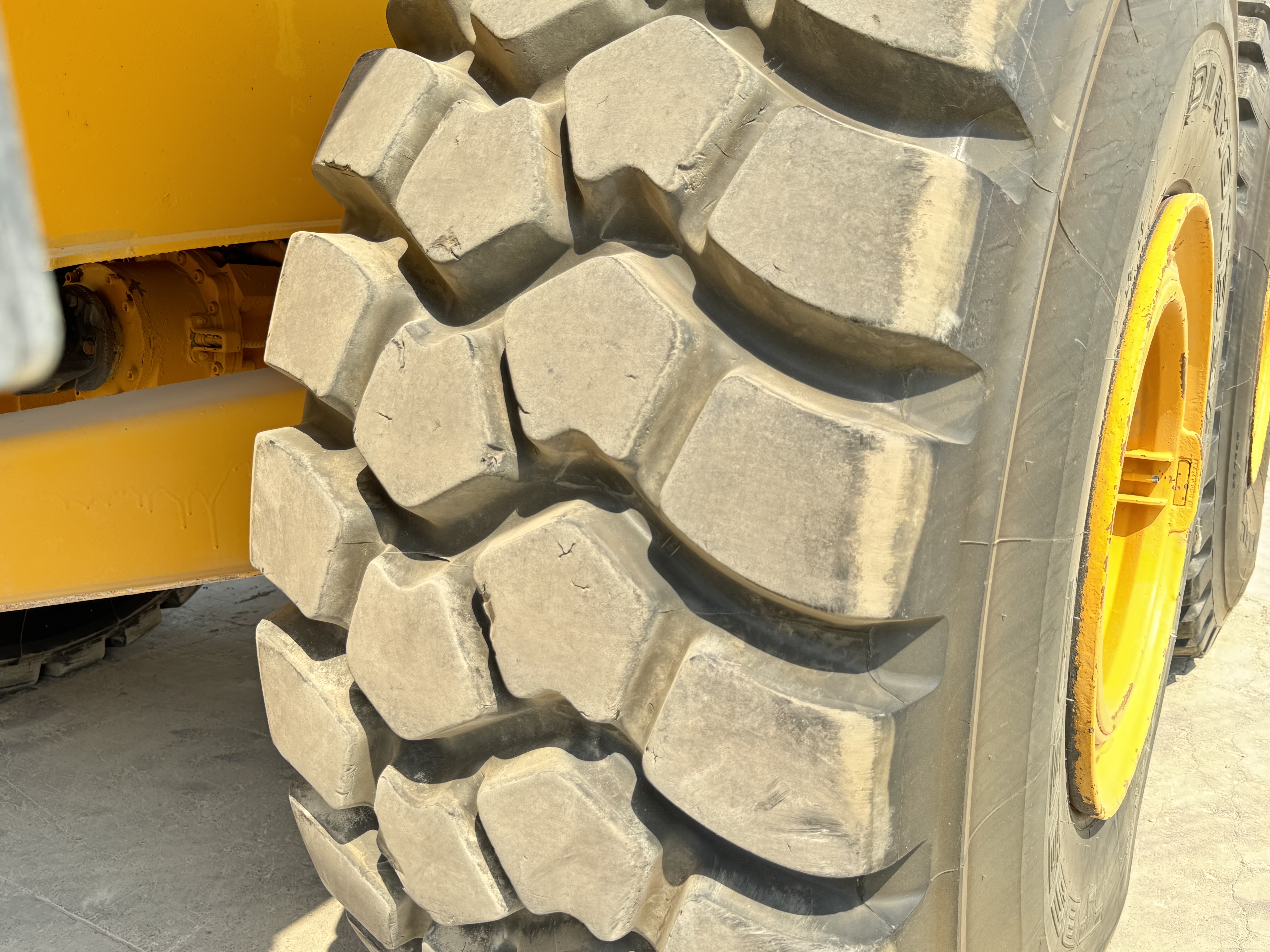 ADT-006-فولفو-A40G-شاحنات-قلابة-مفصلية-فحص-الهيكل-الإطار-الأوسط-الأيسر-/-محور-العجلة---الحالة-1