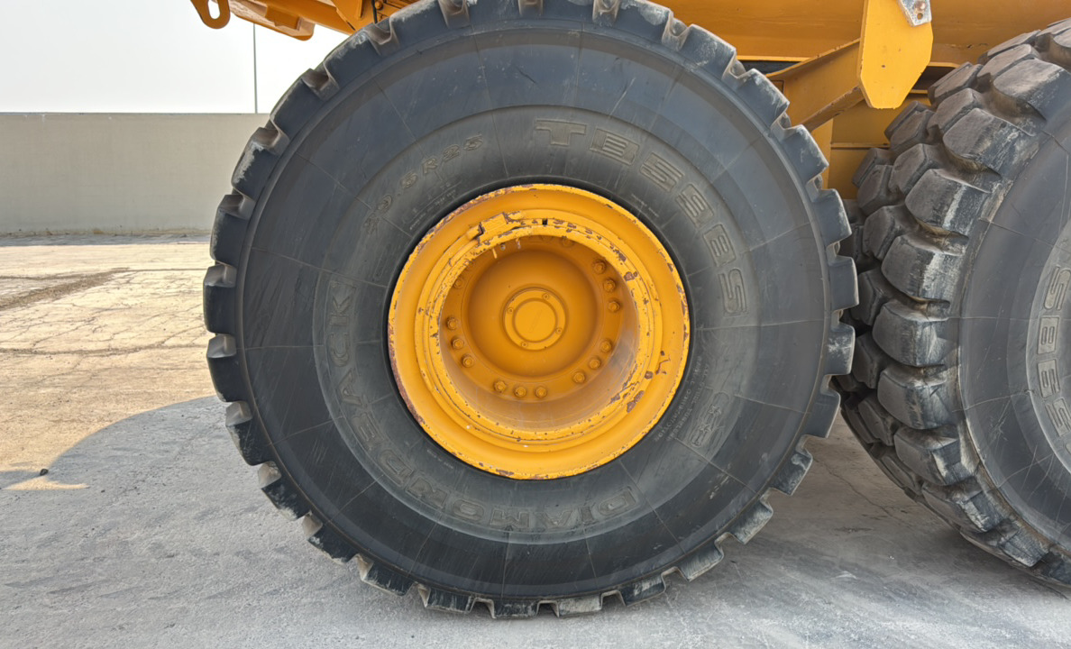 ADT-006-فولفو-A40G-شاحنات-قلابة-مفصلية-فحص-الهيكل-الإطار-الخلفي-الأيمن-/-محور-العجلة---الحالة-1