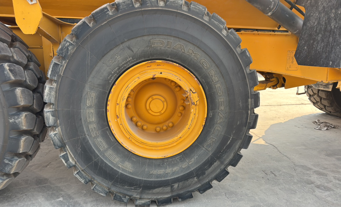 ADT-006-فولفو-A40G-شاحنات-قلابة-مفصلية-فحص-الهيكل-الإطار-الأوسط-الأيمن-/-محور-العجلة---الحالة-1