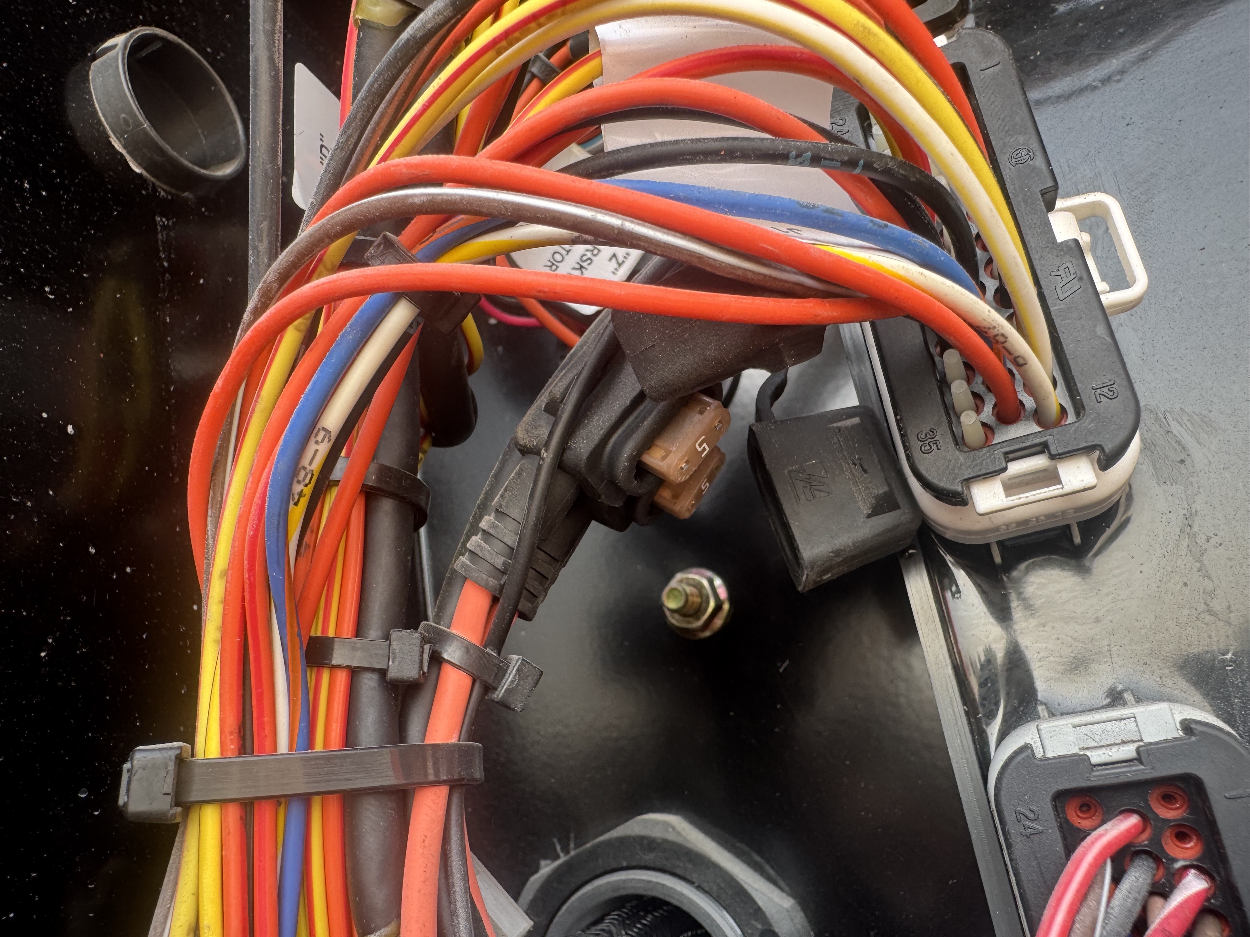 BLA-012-JLG-860SJ-Boom-lifts-inspection-Electronic-Fuse-box-1