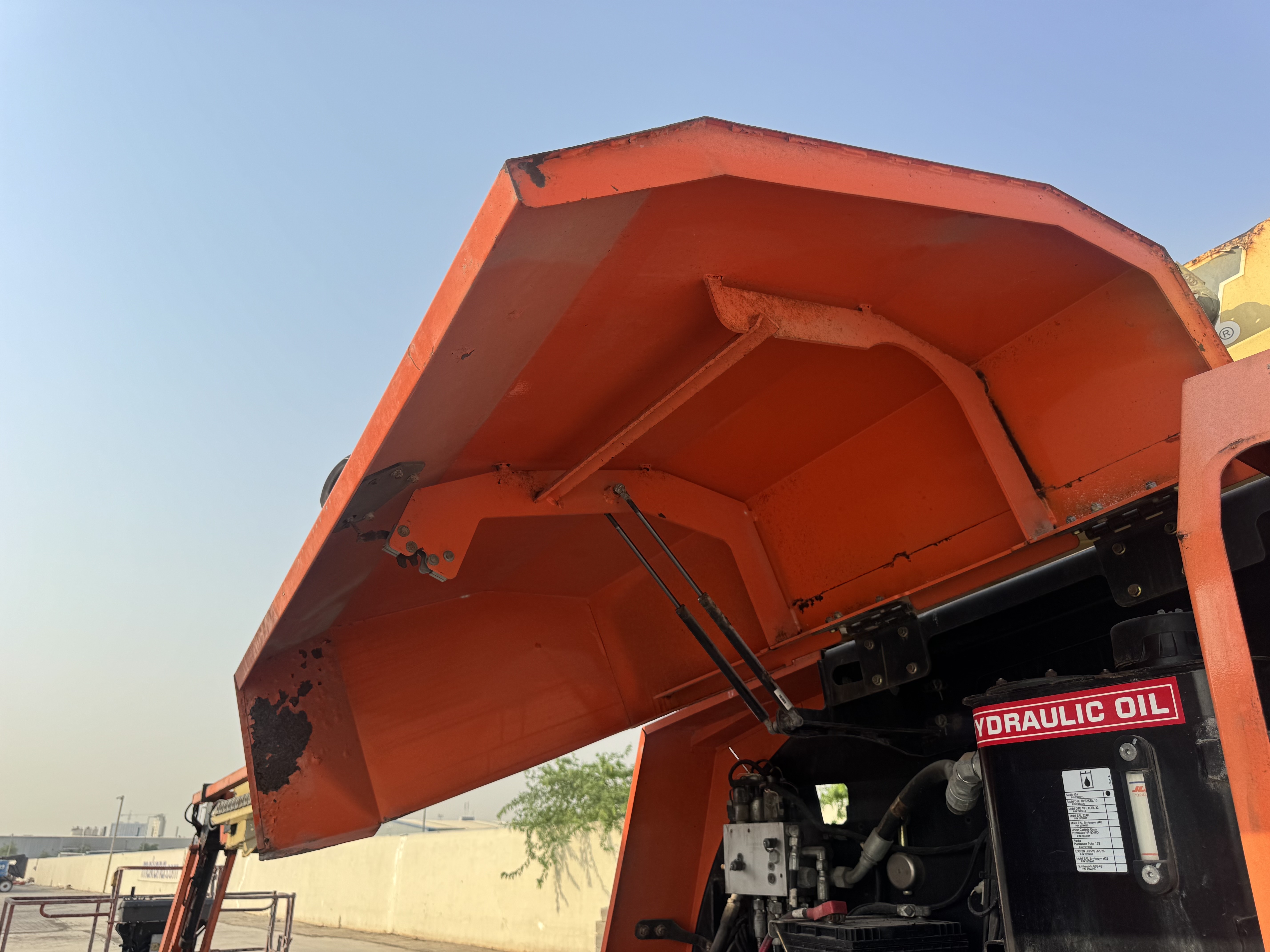 BLA-012-JLG-860SJ-Boom-lifts-inspection-Structure-Sheet-metal-(fiberglass)-1