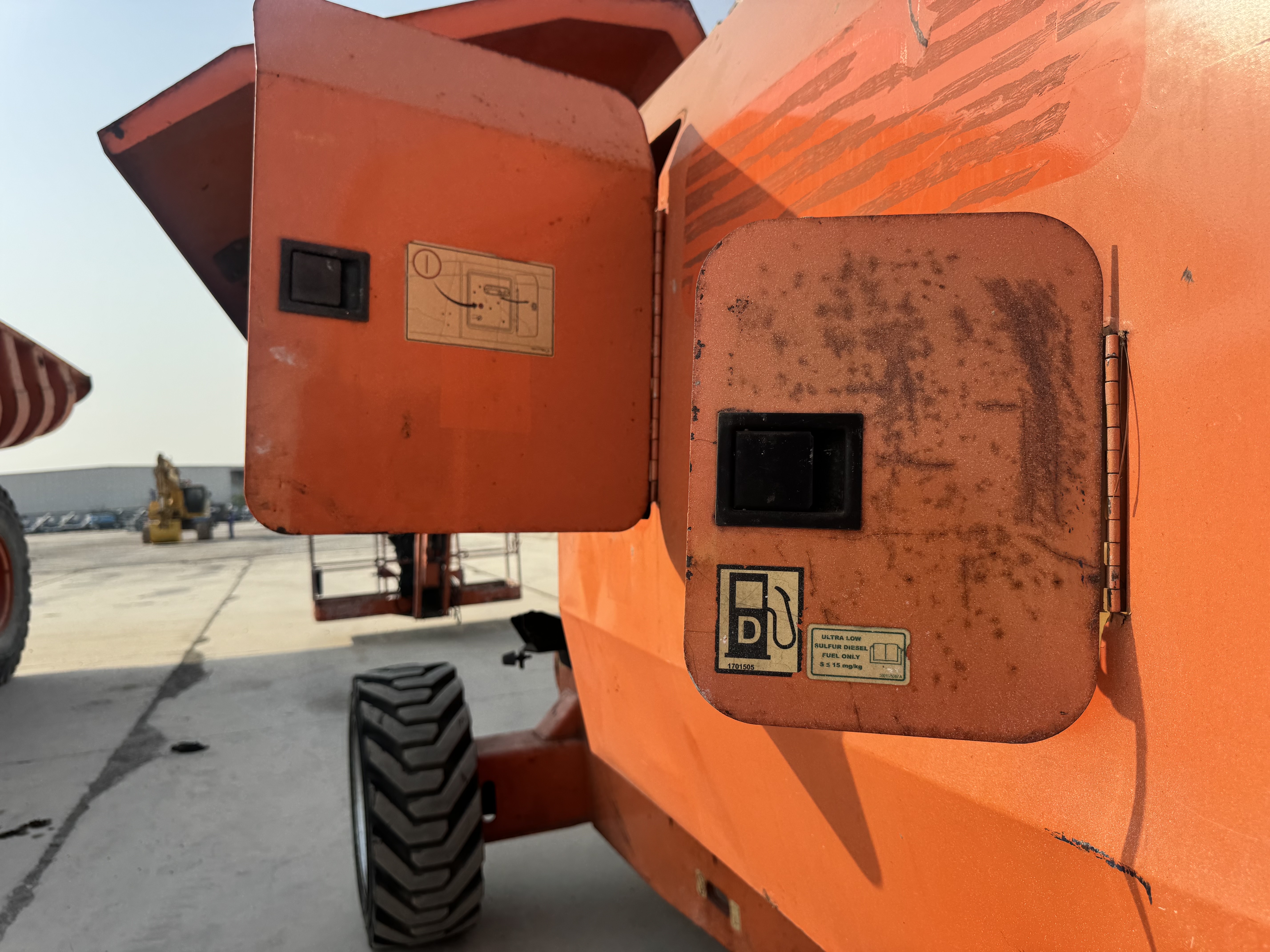 BLA-012-JLG-860SJ-Boom-lifts-inspection-Structure-Sheet-metal-(fiberglass)-1