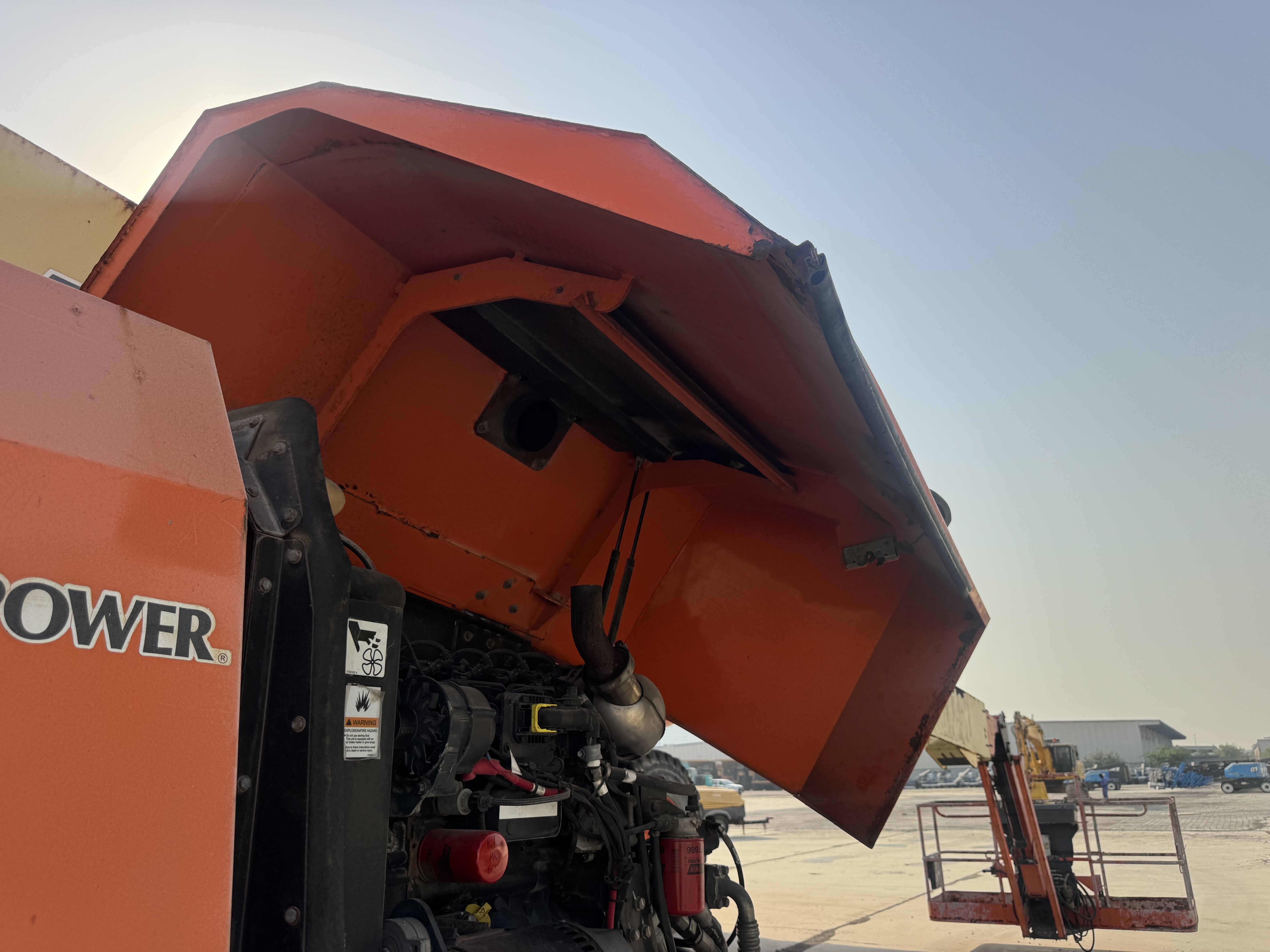 BLA-012-JLG-860SJ-Boom-lifts-inspection-Structure-Sheet-metal-(fiberglass)-1