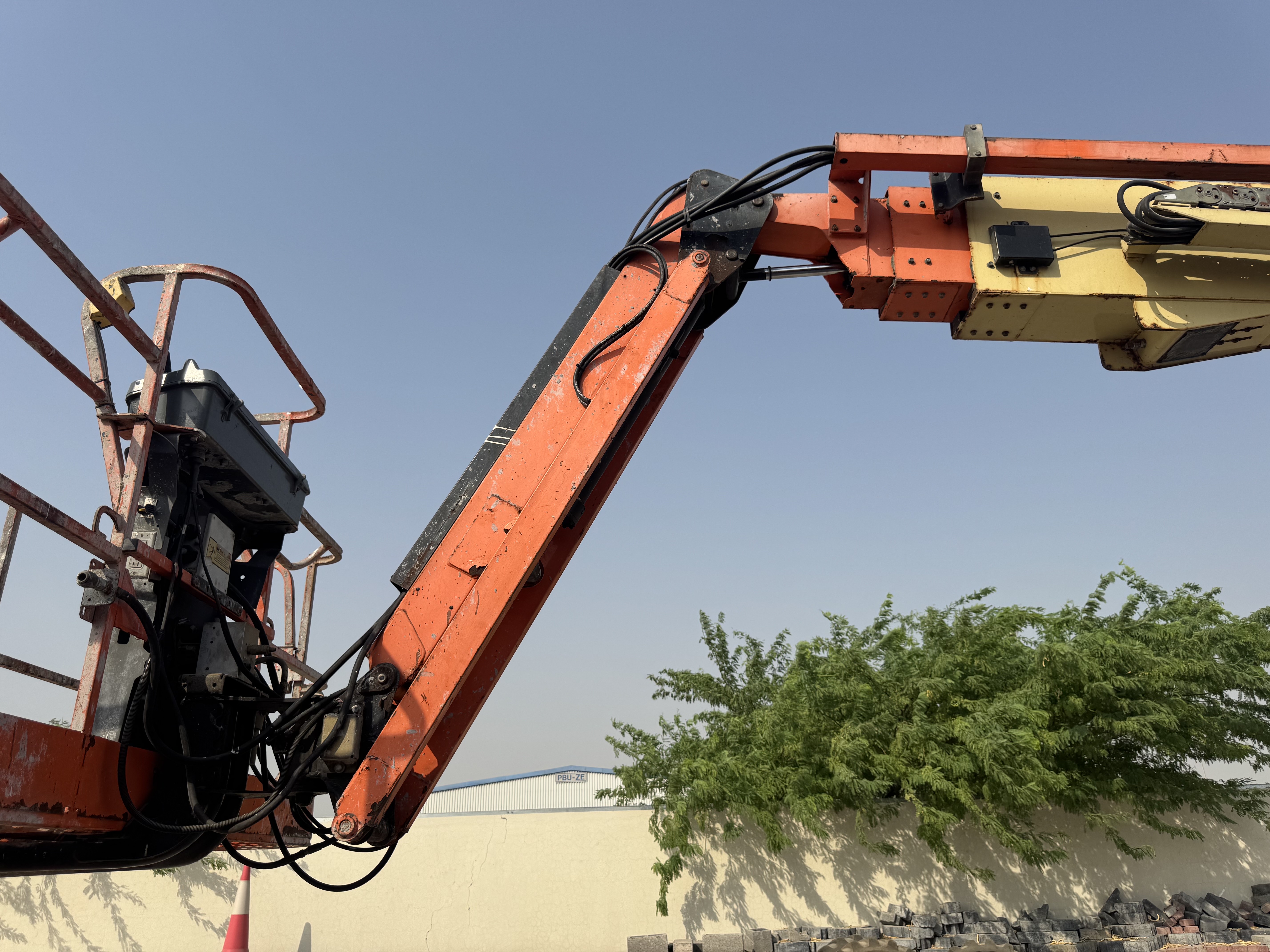 BLA-012-JLG-860SJ-Boom-lifts-inspection-Chassis-Articulated-jib-boom-1
