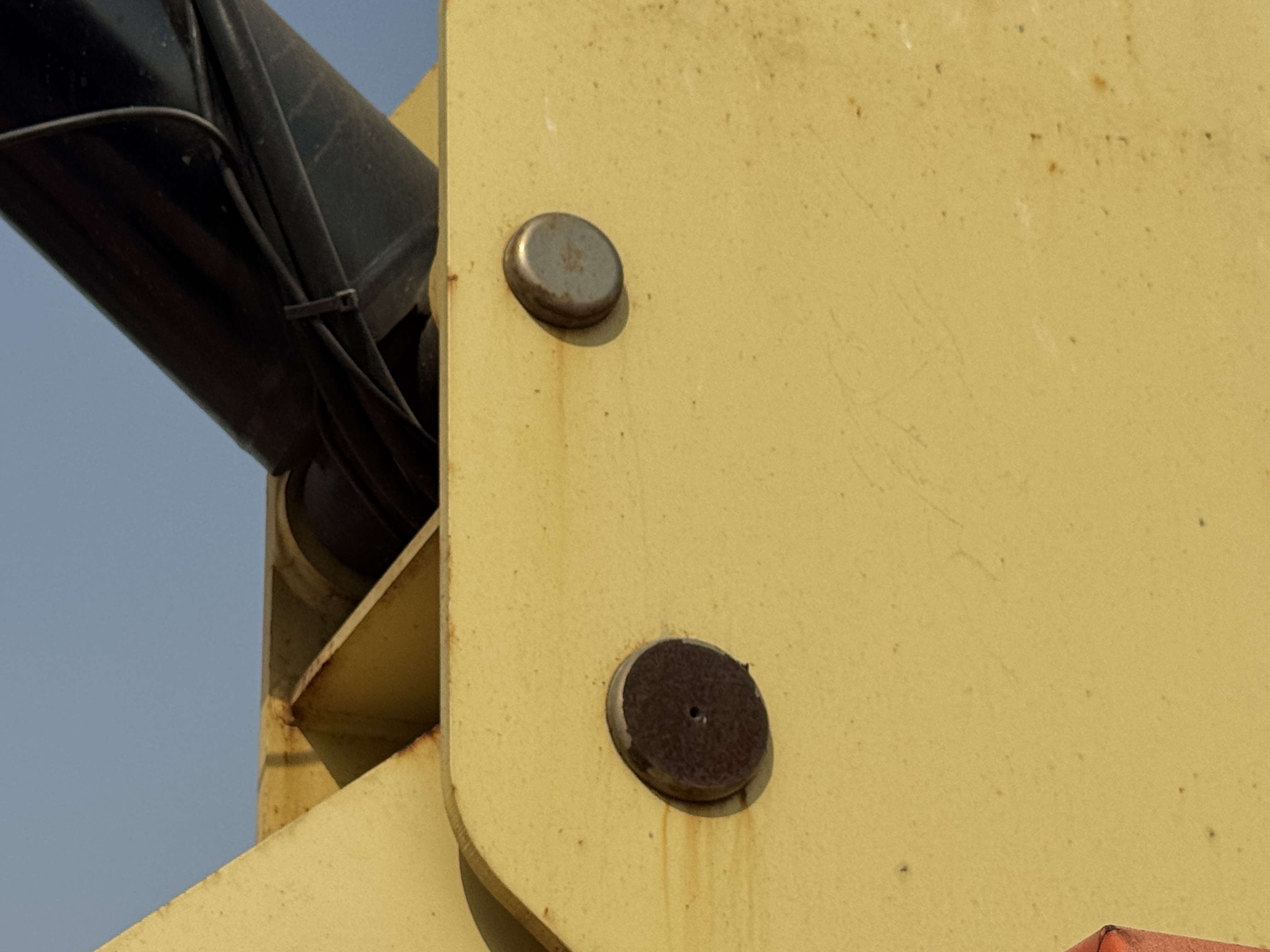 BLA-012-JLG-860SJ-Boom-lifts-inspection-Chassis-Boom-base-pin-and-bushings-1