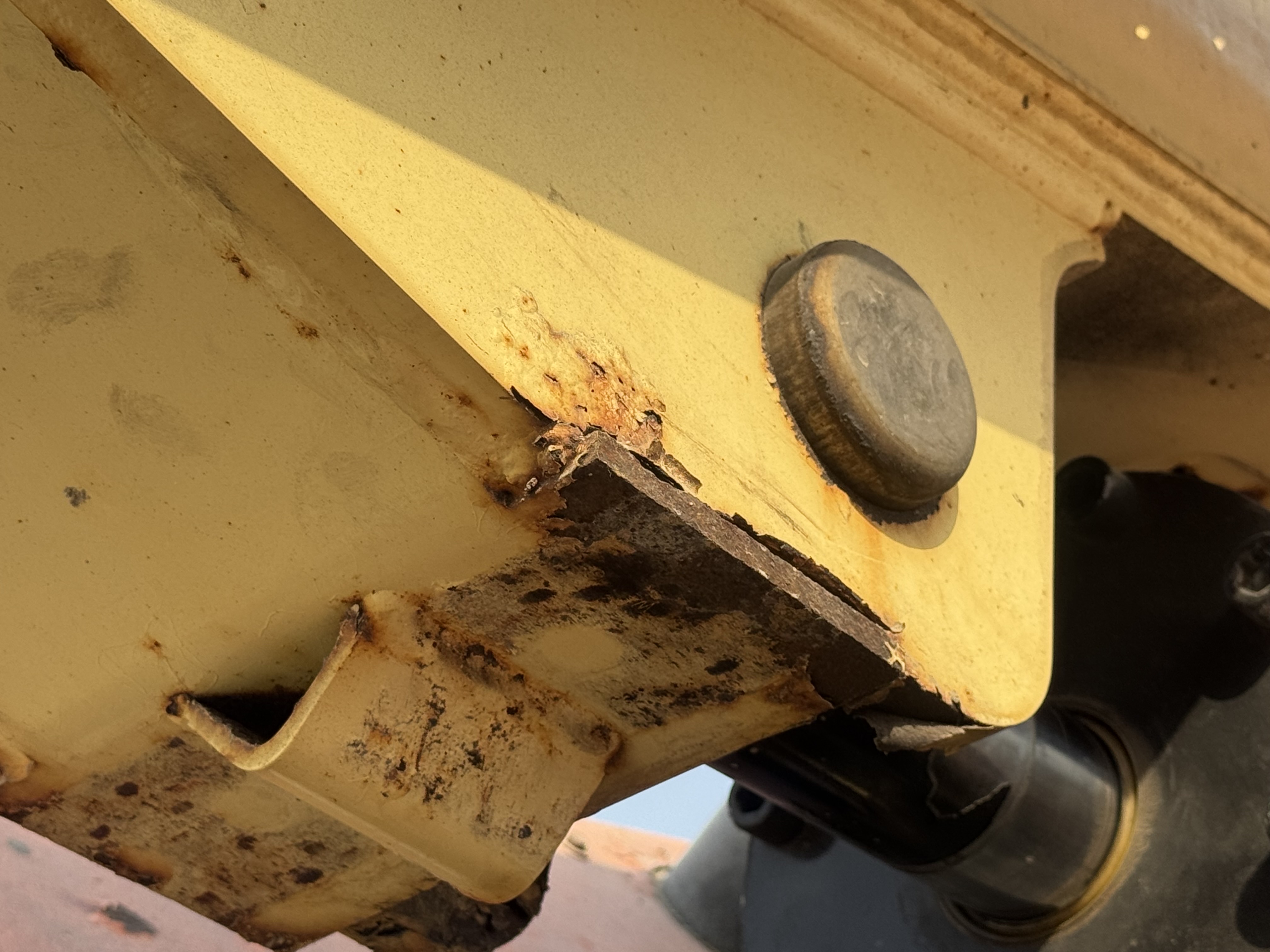 BLA-012-JLG-860SJ-Boom-lifts-inspection-Chassis-Boom-base-pin-and-bushings-1