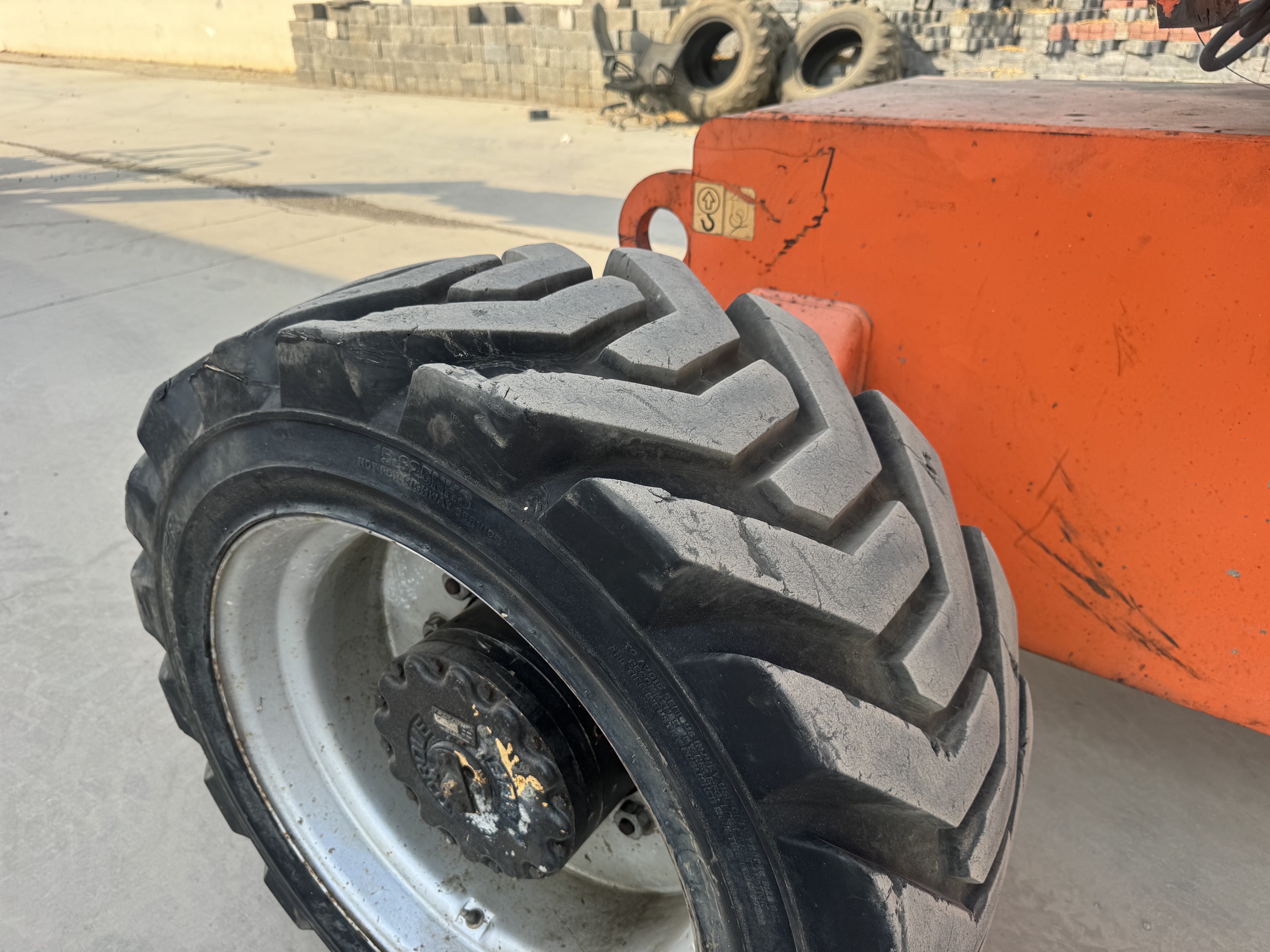 BLA-012-JLG-860SJ-Boom-lifts-inspection-Chassis-Left-front-tire-/-wheel-hub---condition-1