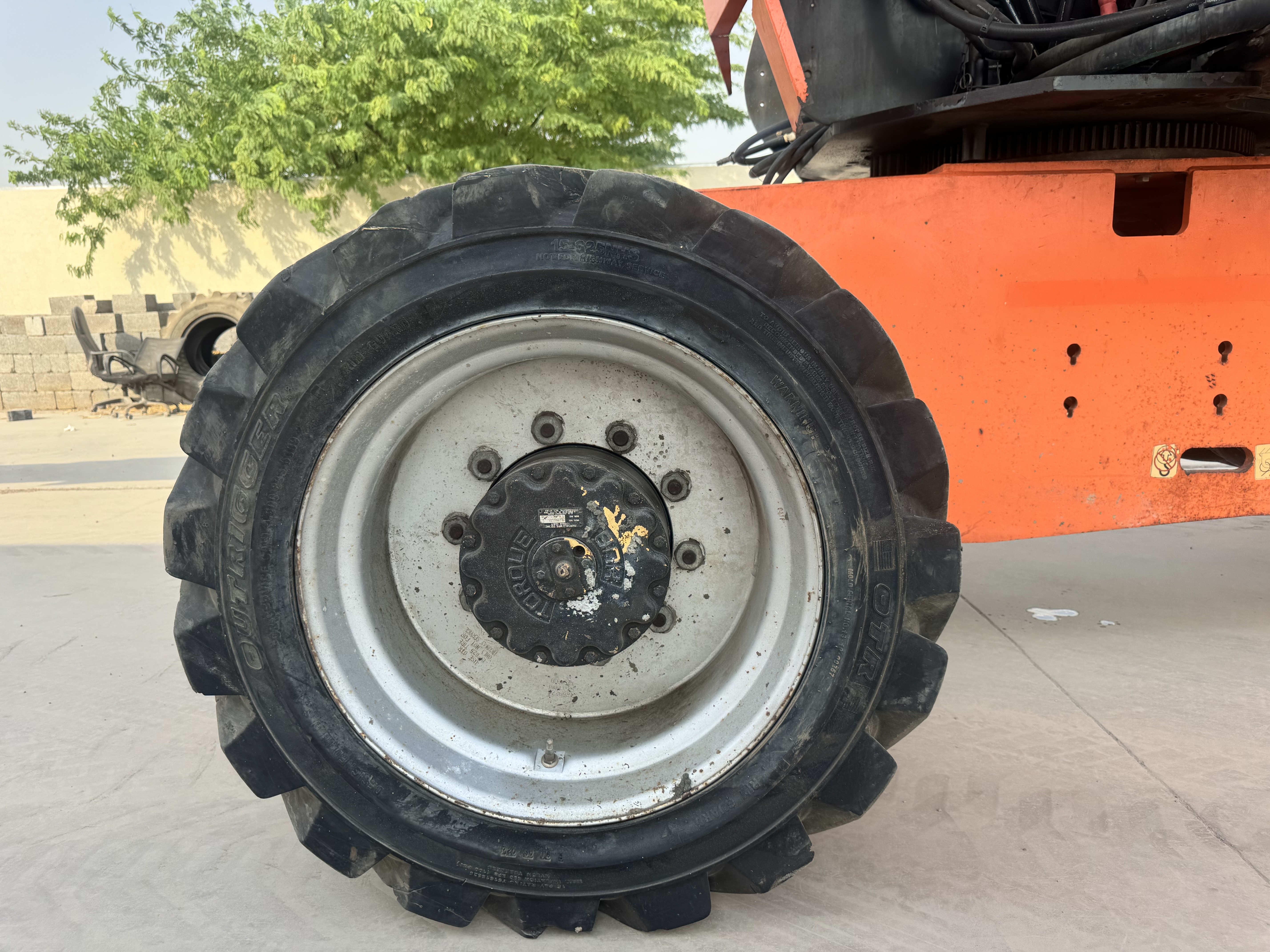 BLA-012-JLG-860SJ-Boom-lifts-inspection-Chassis-Left-front-tire-/-wheel-hub---condition-1