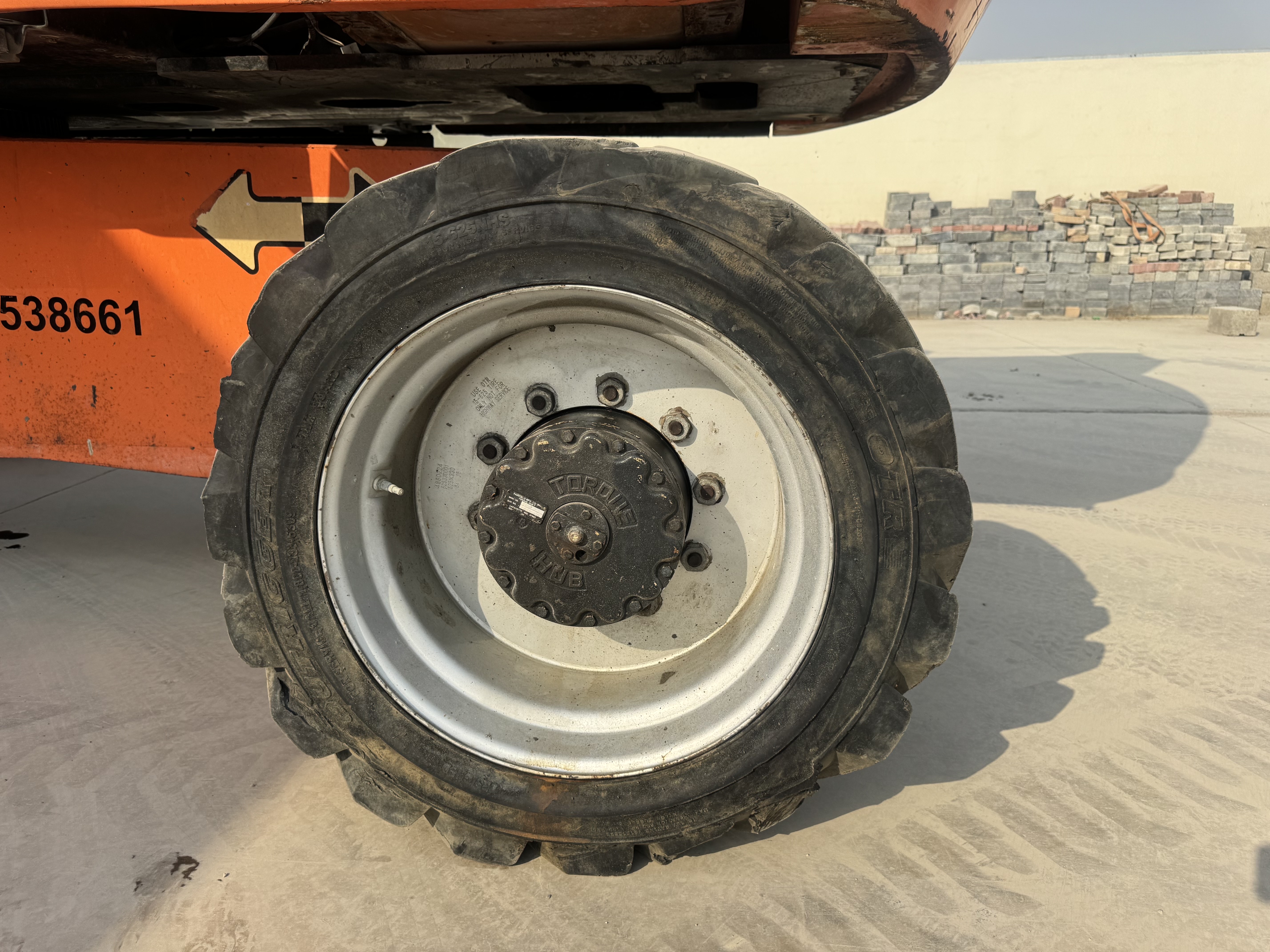 BLA-012-JLG-860SJ-Boom-lifts-inspection-Chassis-Left-rear-tire-/-wheel-hub---condition-1