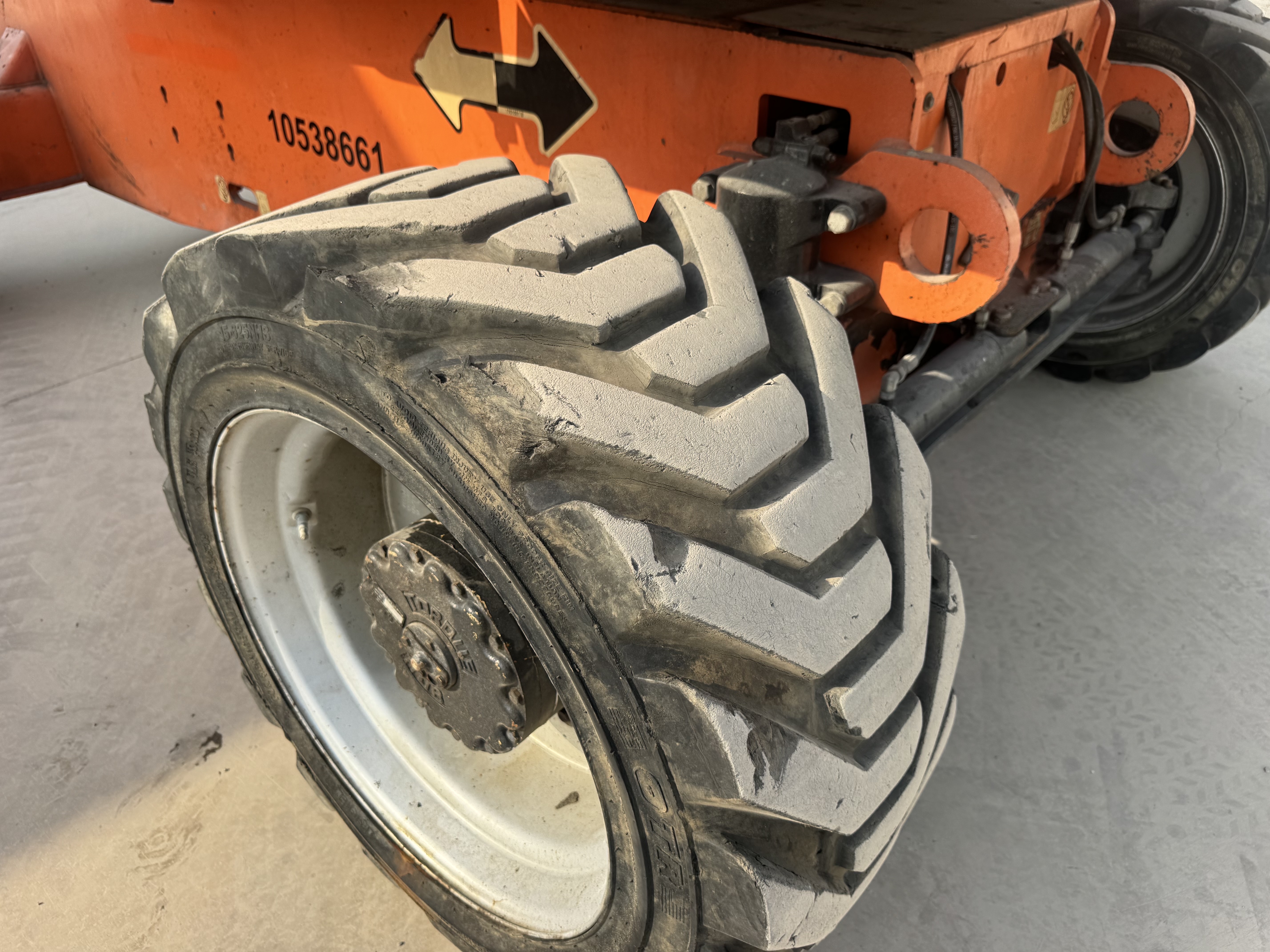 BLA-012-JLG-860SJ-Boom-lifts-inspection-Chassis-Left-rear-tire-/-wheel-hub---condition-1