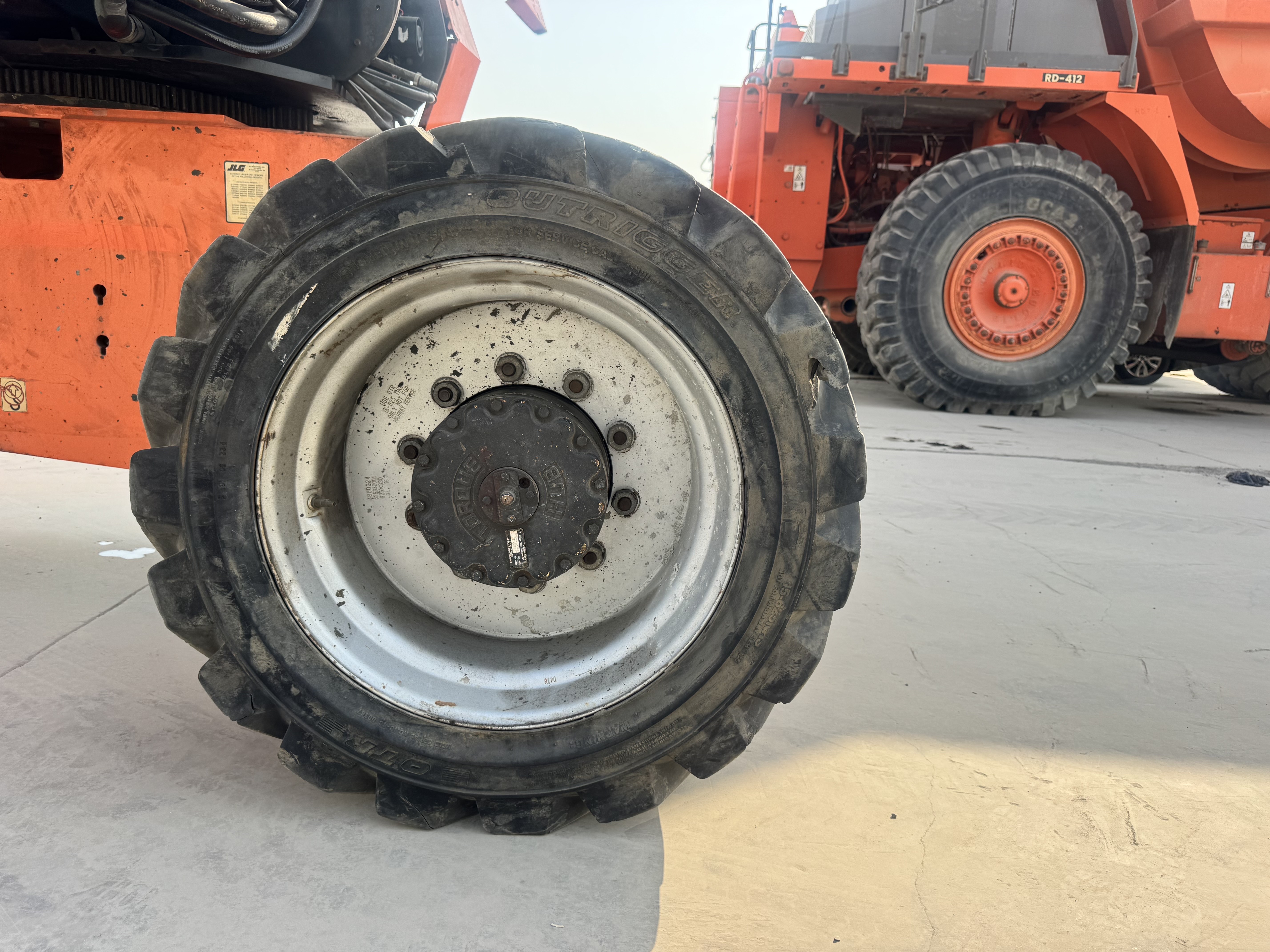 BLA-012-JLG-860SJ-Boom-lifts-inspection-Chassis-Right-front-tire-/-wheel-hub---condition-1