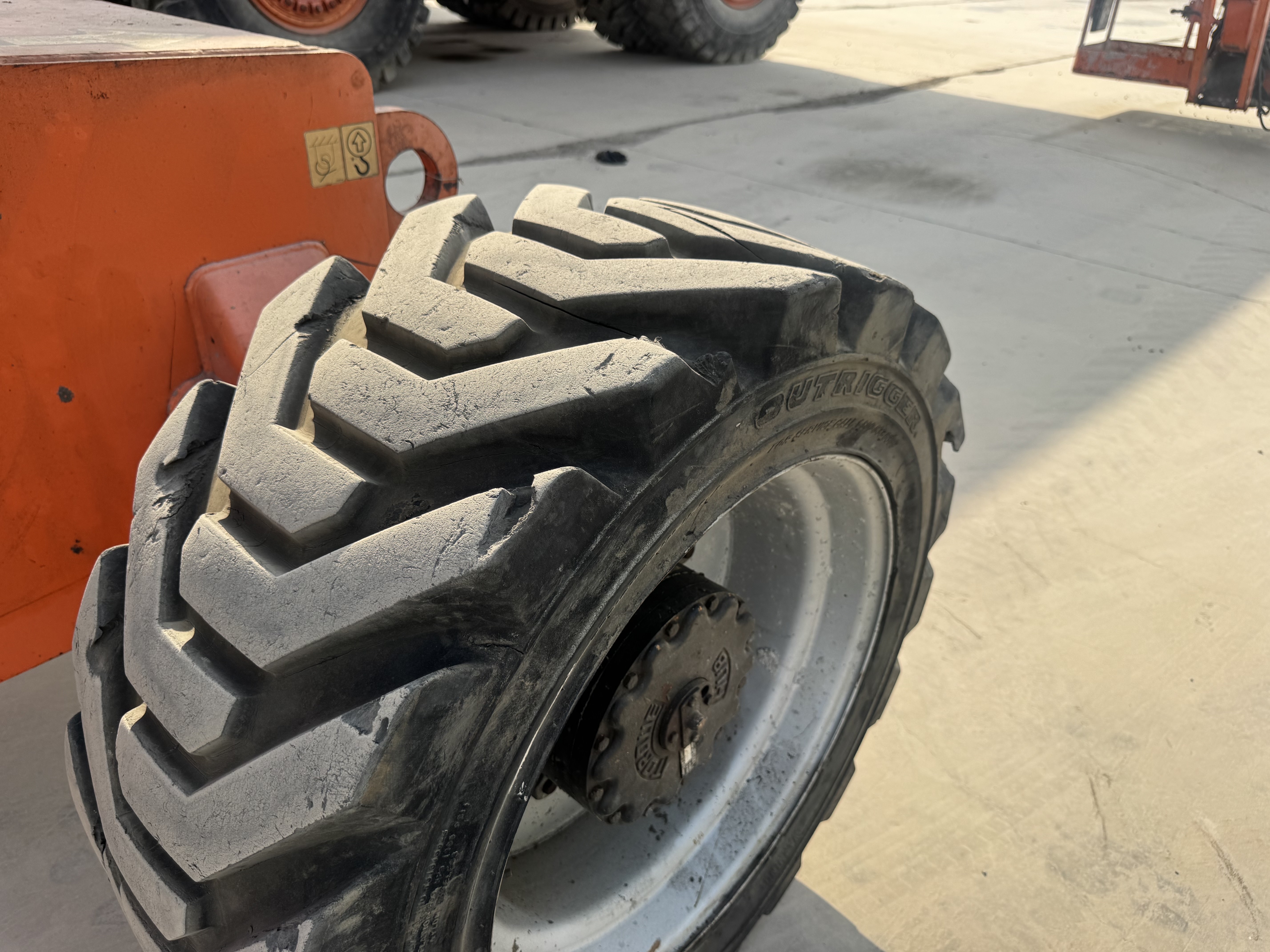 BLA-012-JLG-860SJ-Boom-lifts-inspection-Chassis-Right-front-tire-/-wheel-hub---condition-1