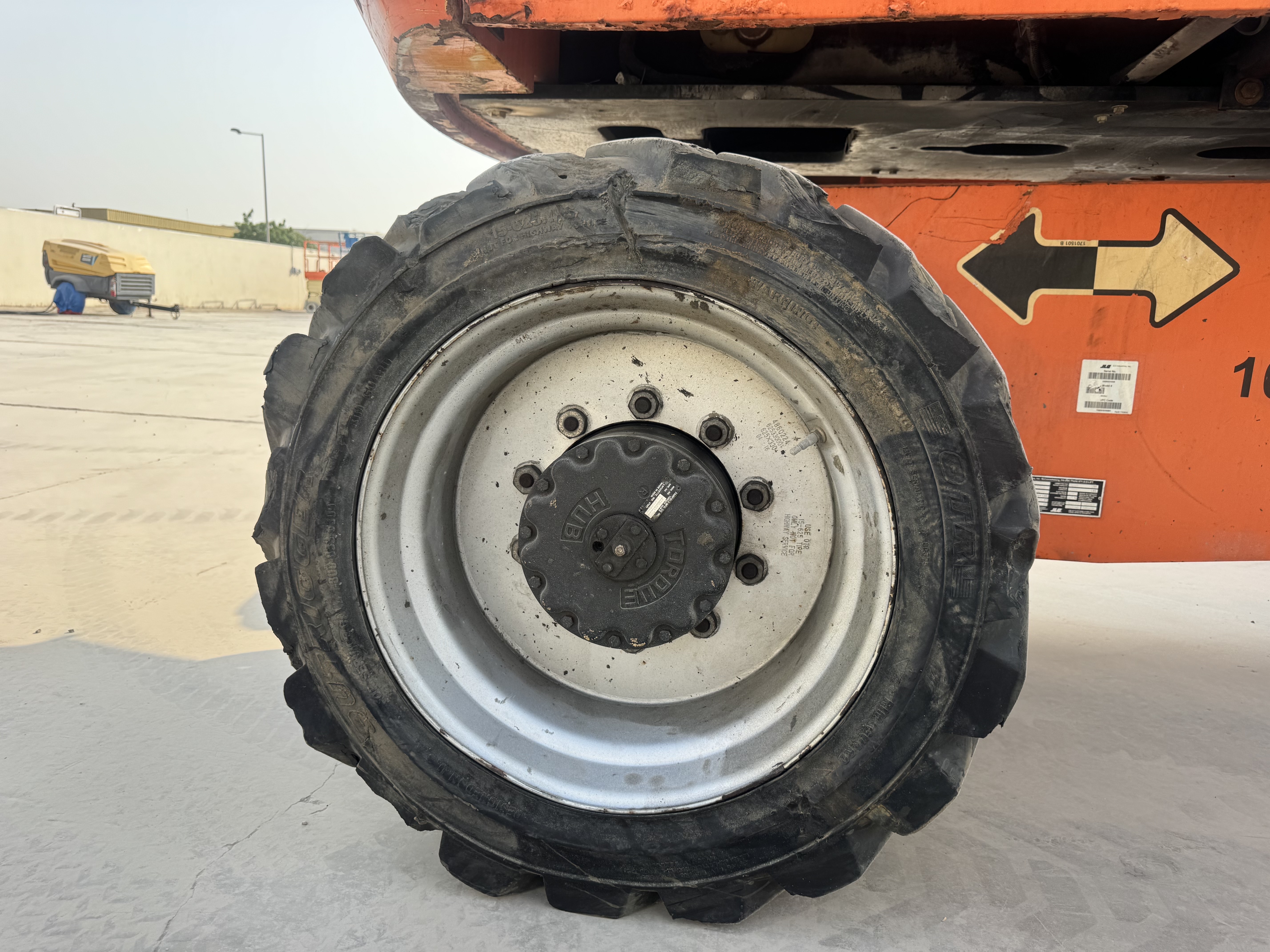 BLA-012-JLG-860SJ-Boom-lifts-inspection-Chassis-Right-rear-tire-/-wheel-hub---condition-1