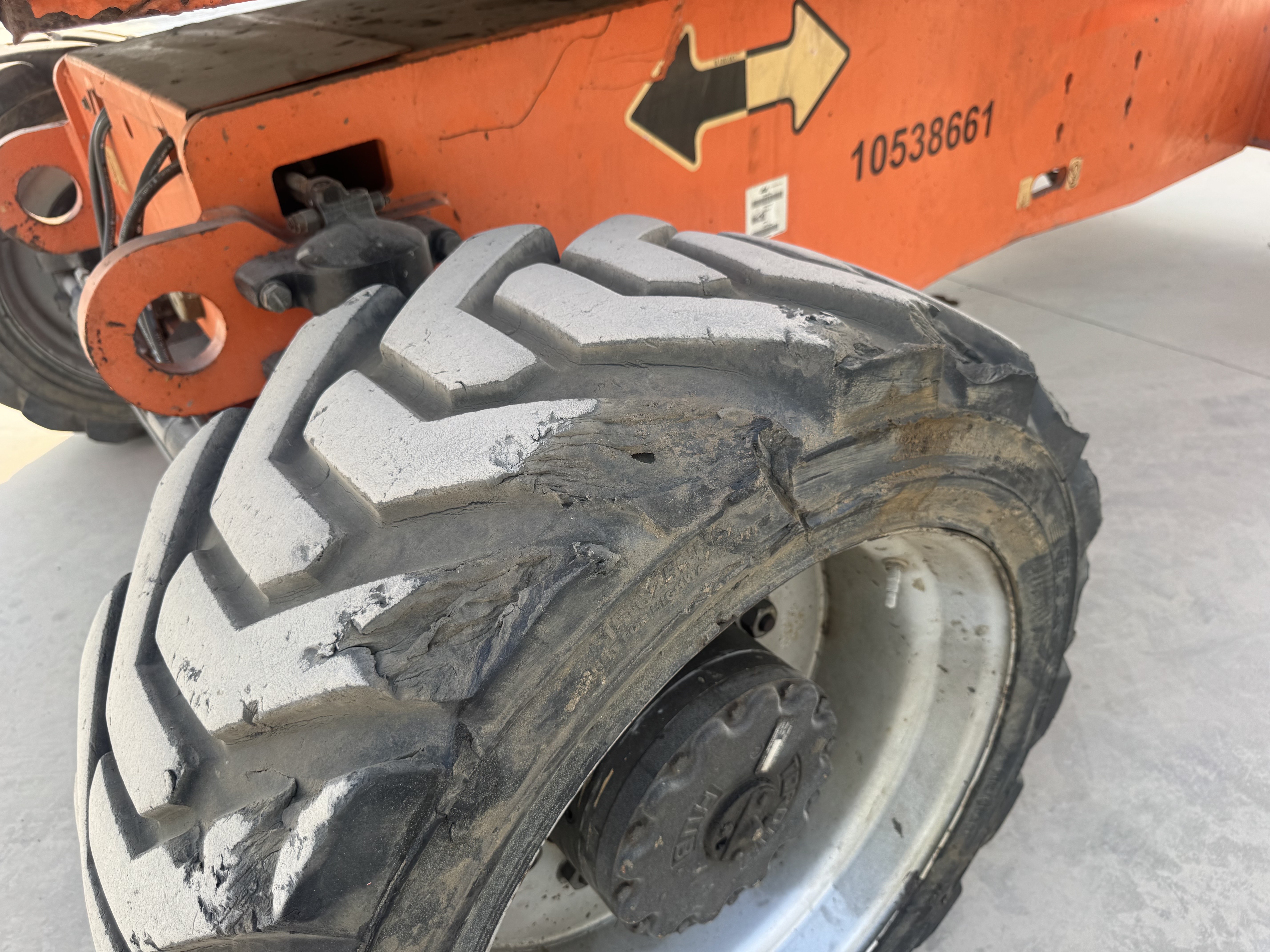 BLA-012-JLG-860SJ-Boom-lifts-inspection-Chassis-Right-rear-tire-/-wheel-hub---condition-1