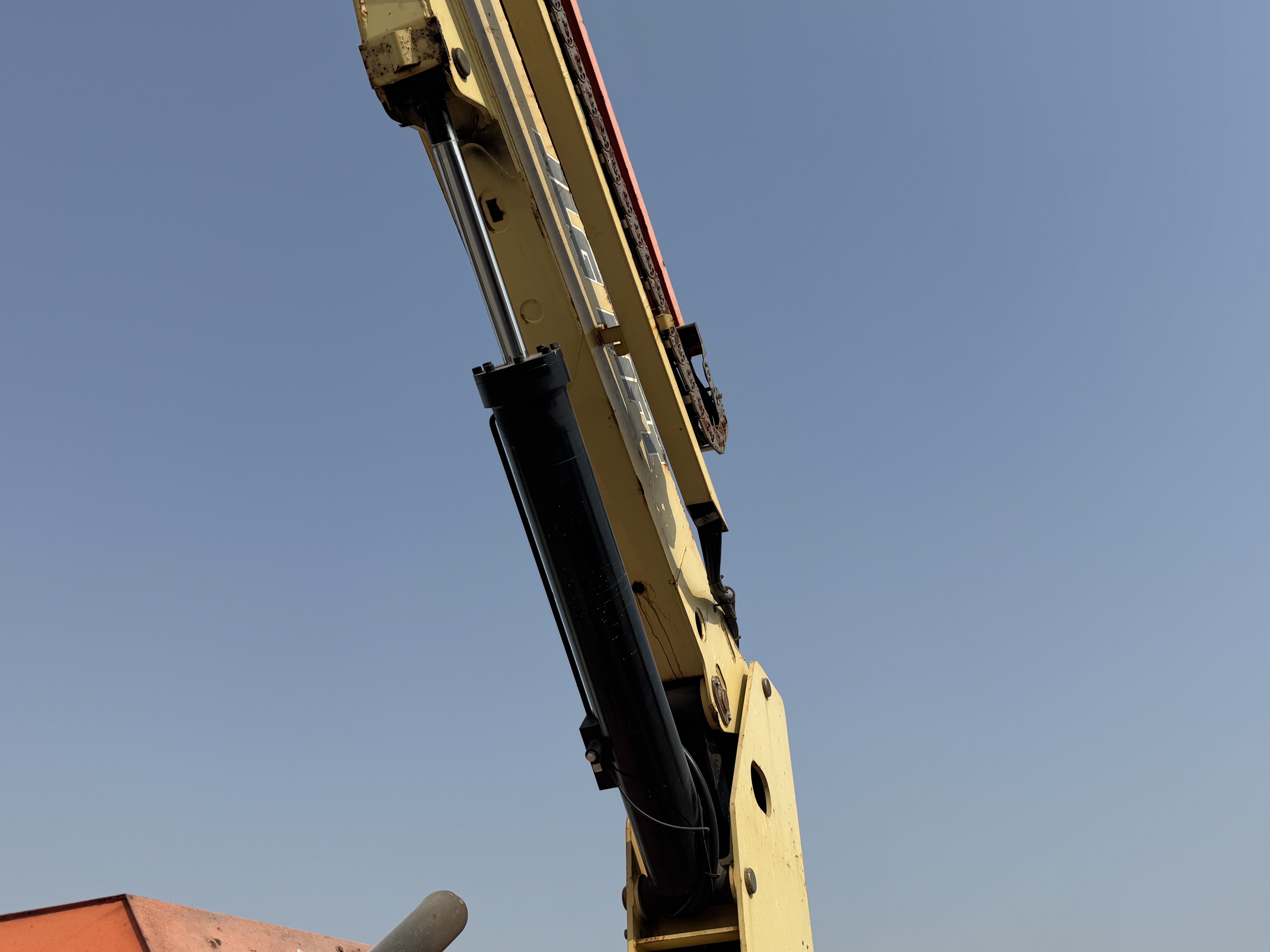 BLA-012-JLG-860SJ-Boom-lifts-inspection-Chassis-Boom-lift-cylinder-1
