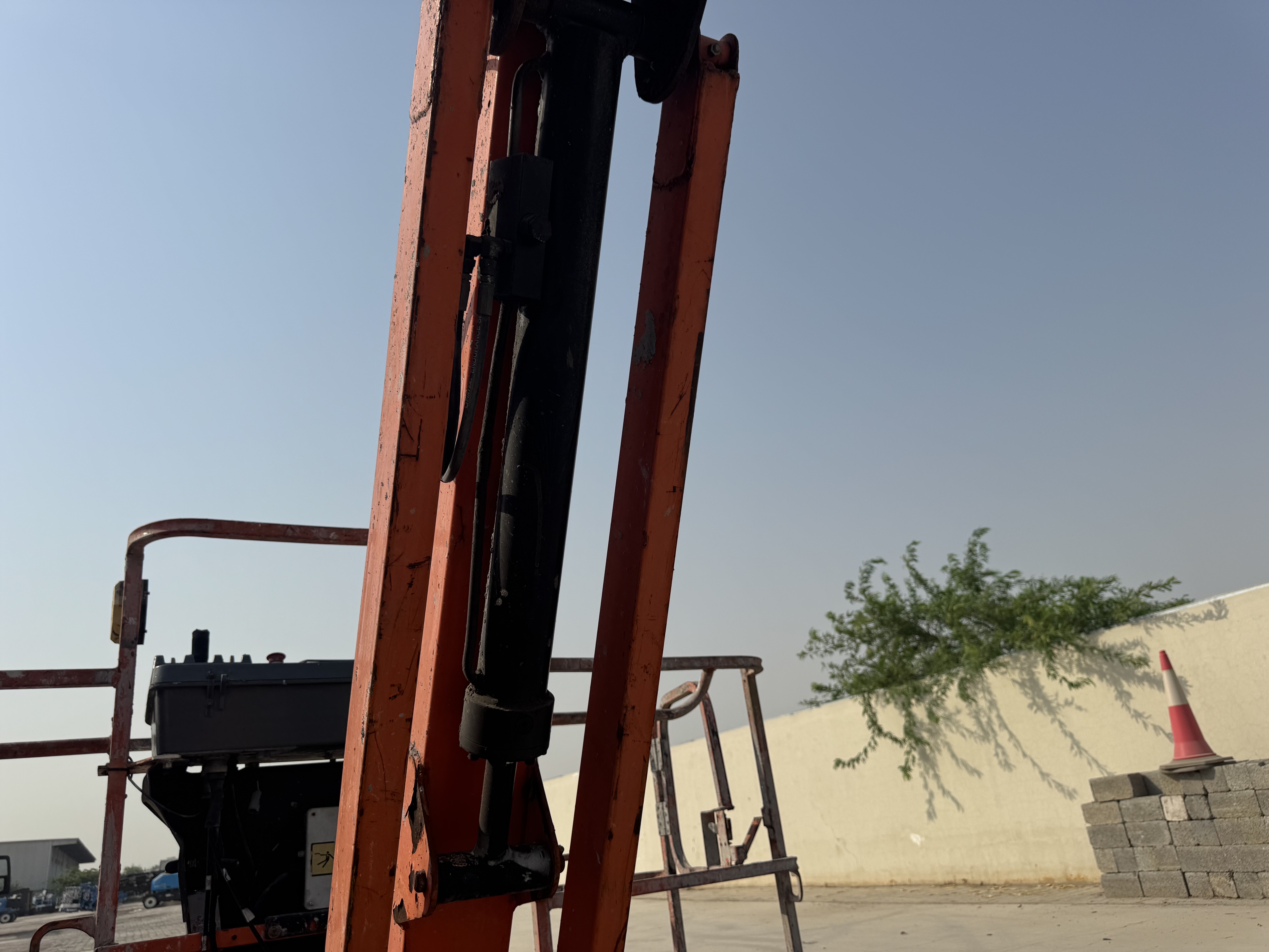 BLA-012-JLG-860SJ-Boom-lifts-inspection-Chassis-Articulated-boom-jib-cylinder-1