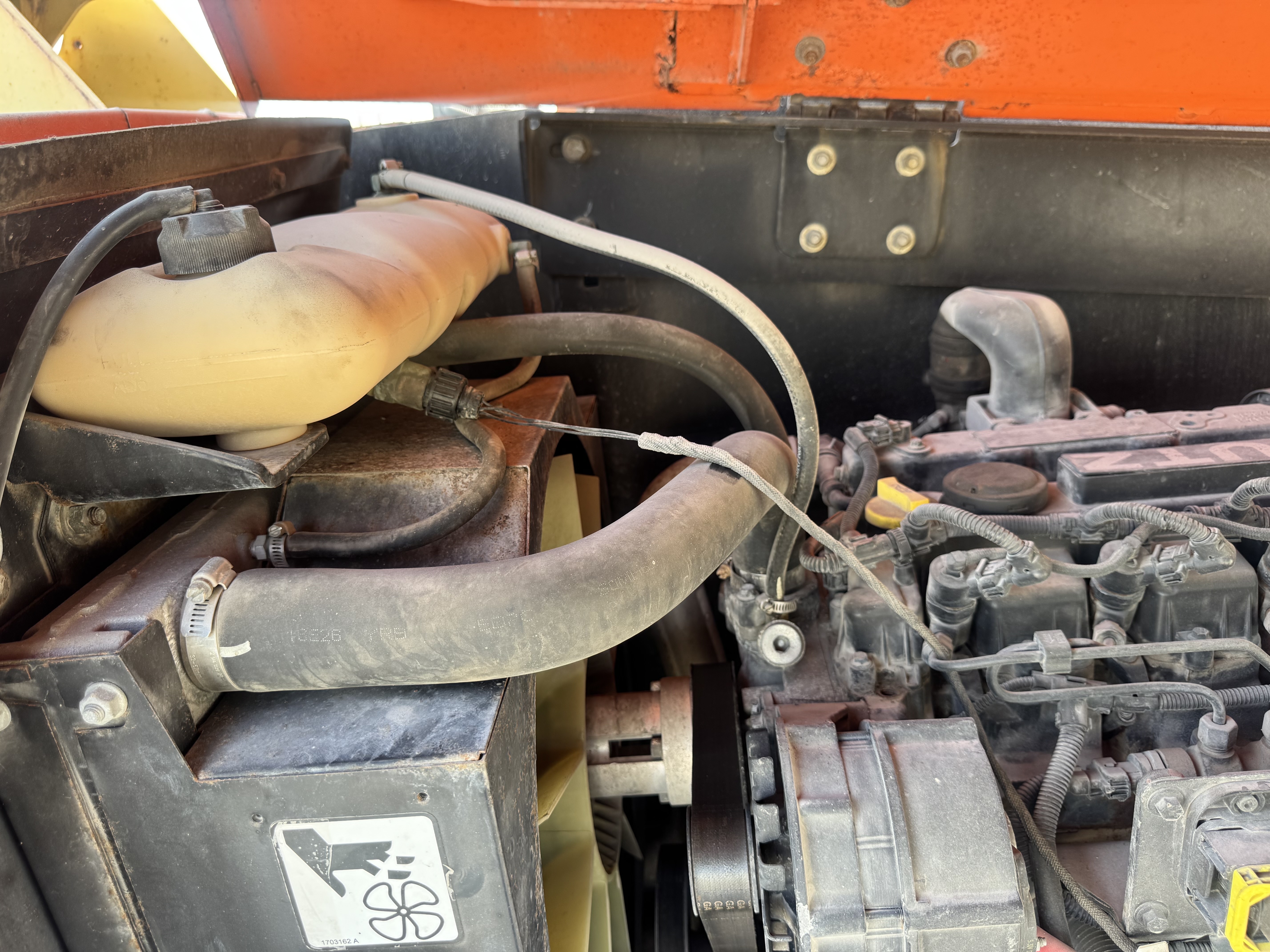 BLA-012-JLG-860SJ-Boom-lifts-inspection-Engine-Hoses-1