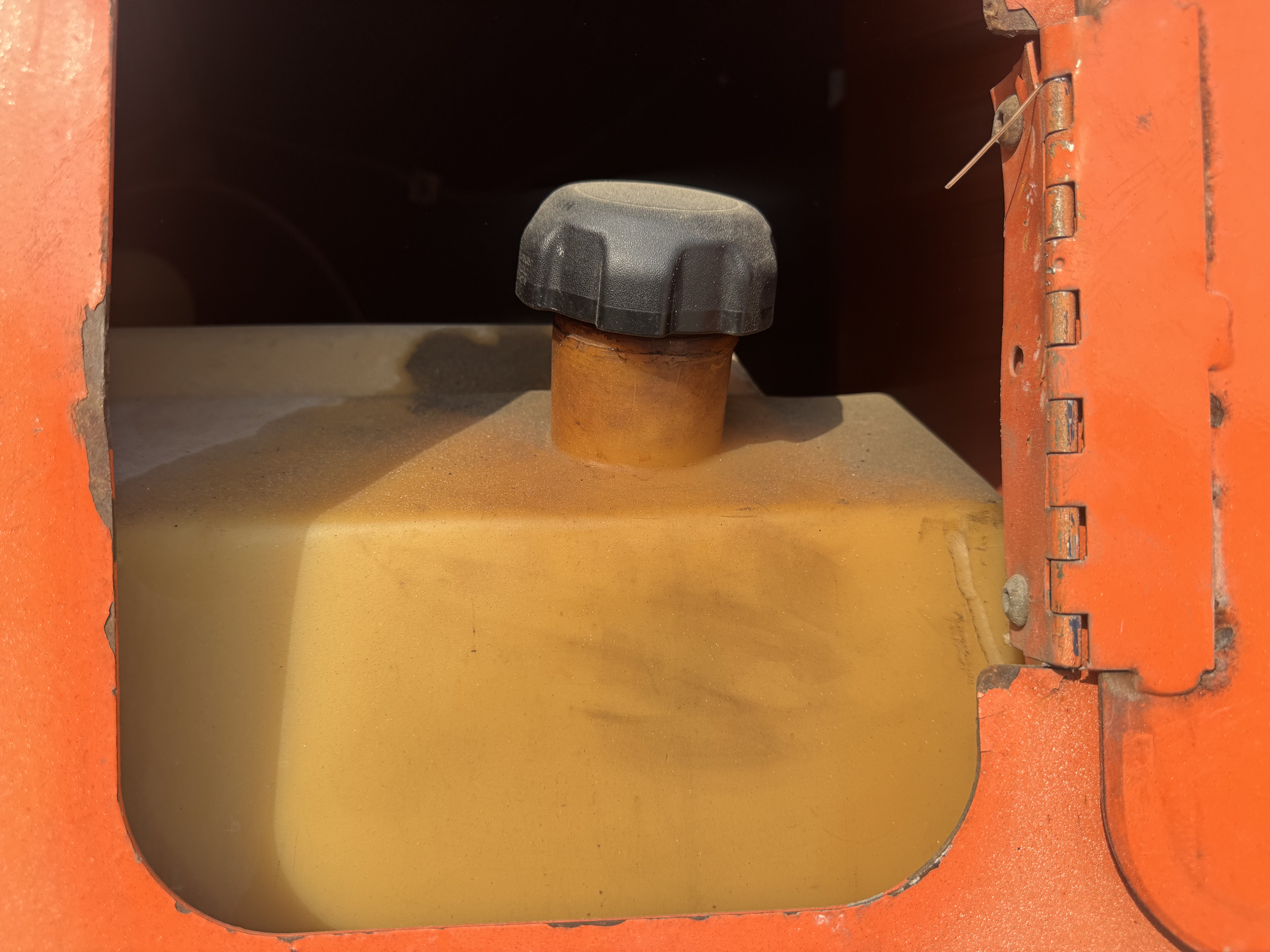 BLA-012-JLG-860SJ-Boom-lifts-inspection-Engine-Fuel-tank-1