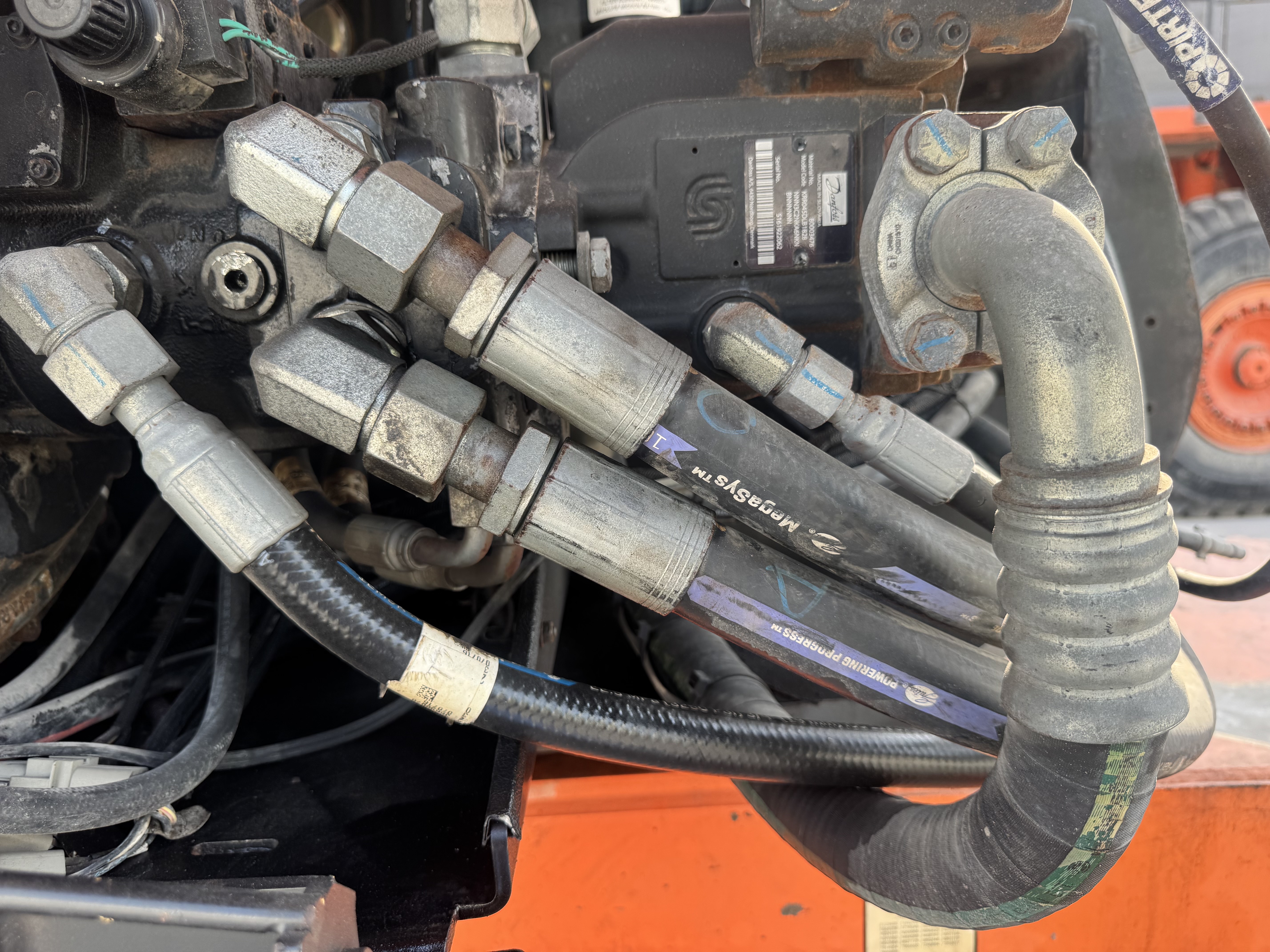 BLA-012-JLG-860SJ-Boom-lifts-inspection-Hydraulics-Hydraulic-hoses-and-lines-1