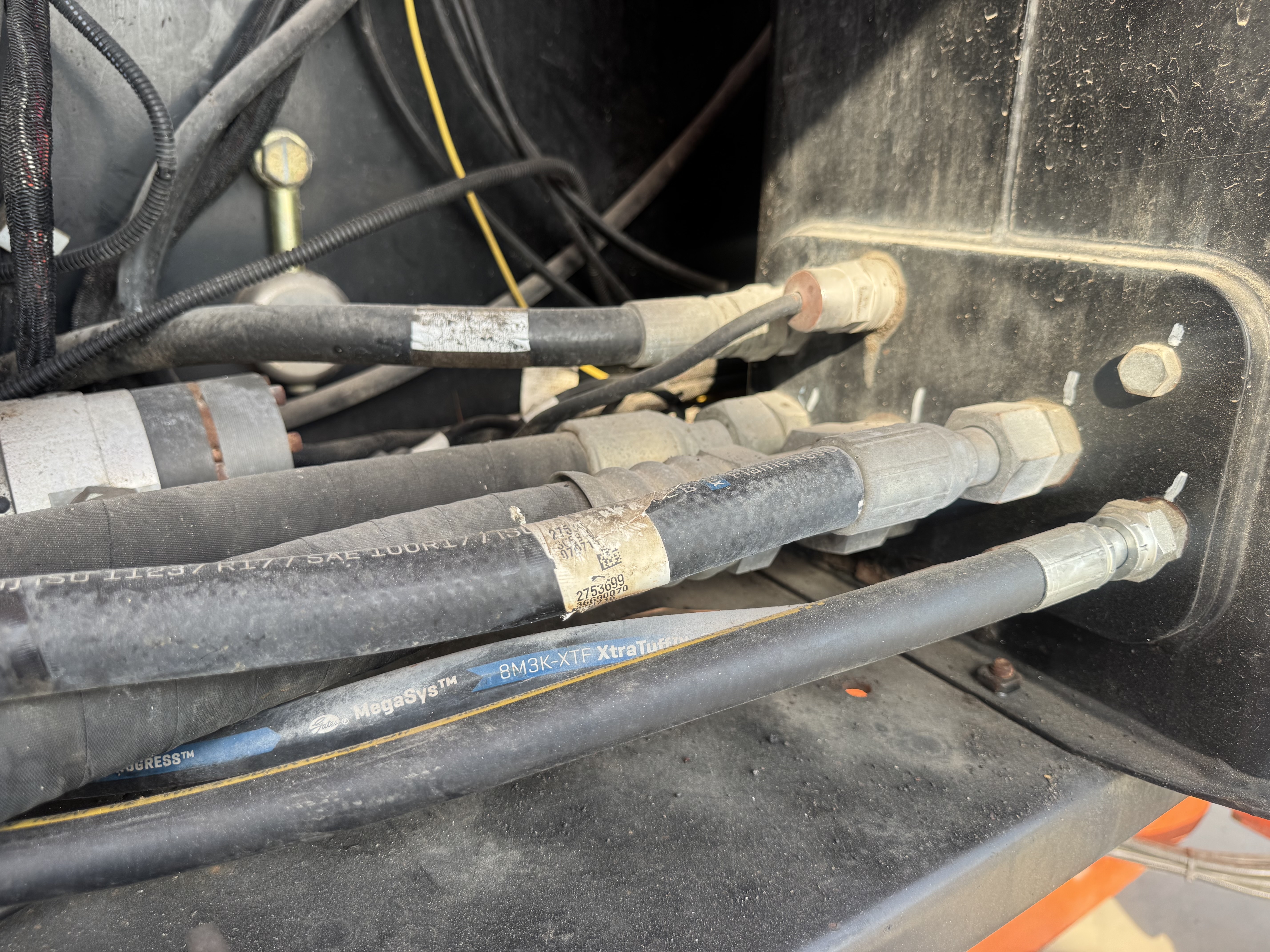 BLA-012-JLG-860SJ-Boom-lifts-inspection-Hydraulics-Hydraulic-hoses-and-lines-1