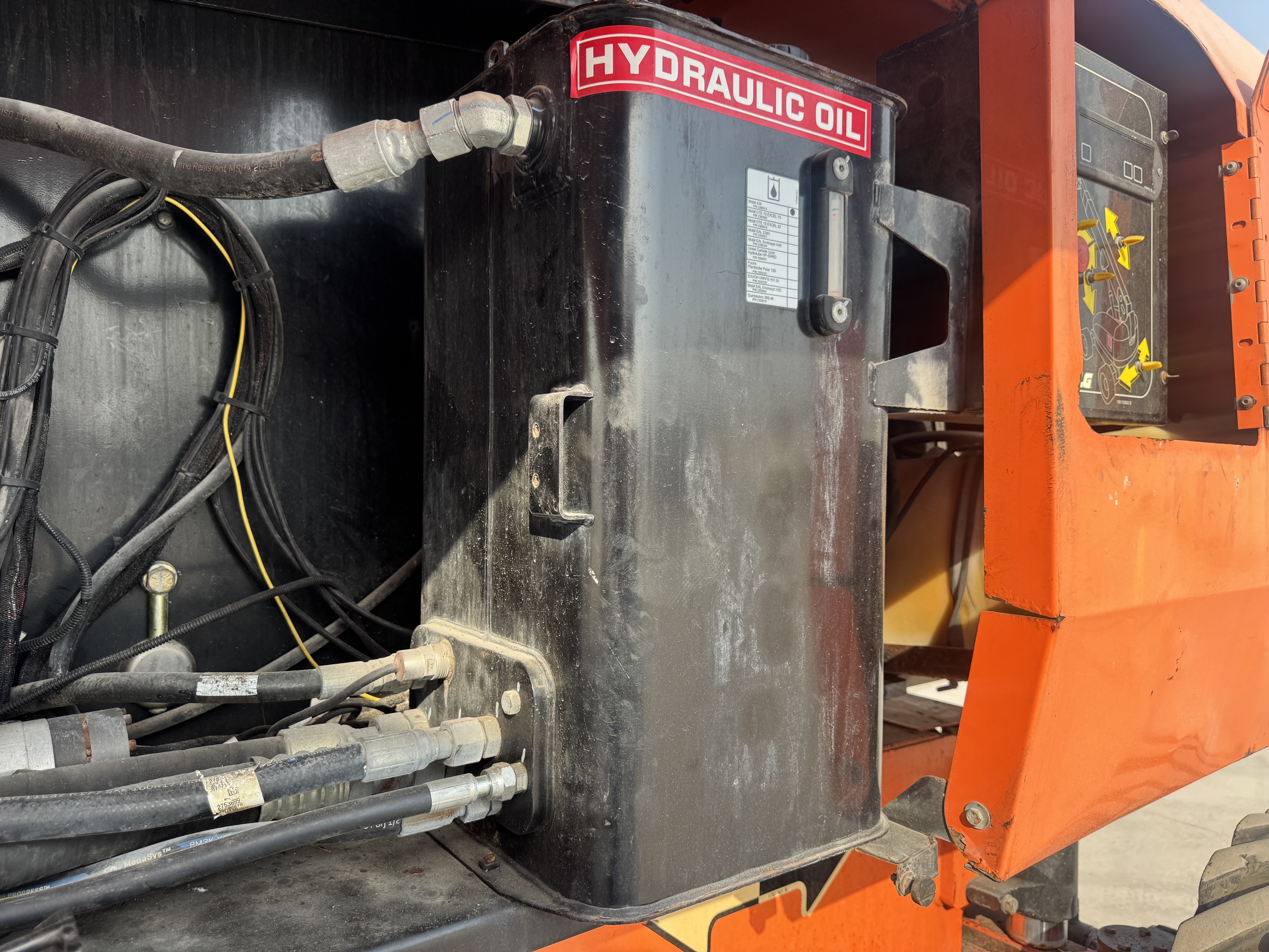 BLA-012-JLG-860SJ-Boom-lifts-inspection-Hydraulics-Hydraulic-Tank-1