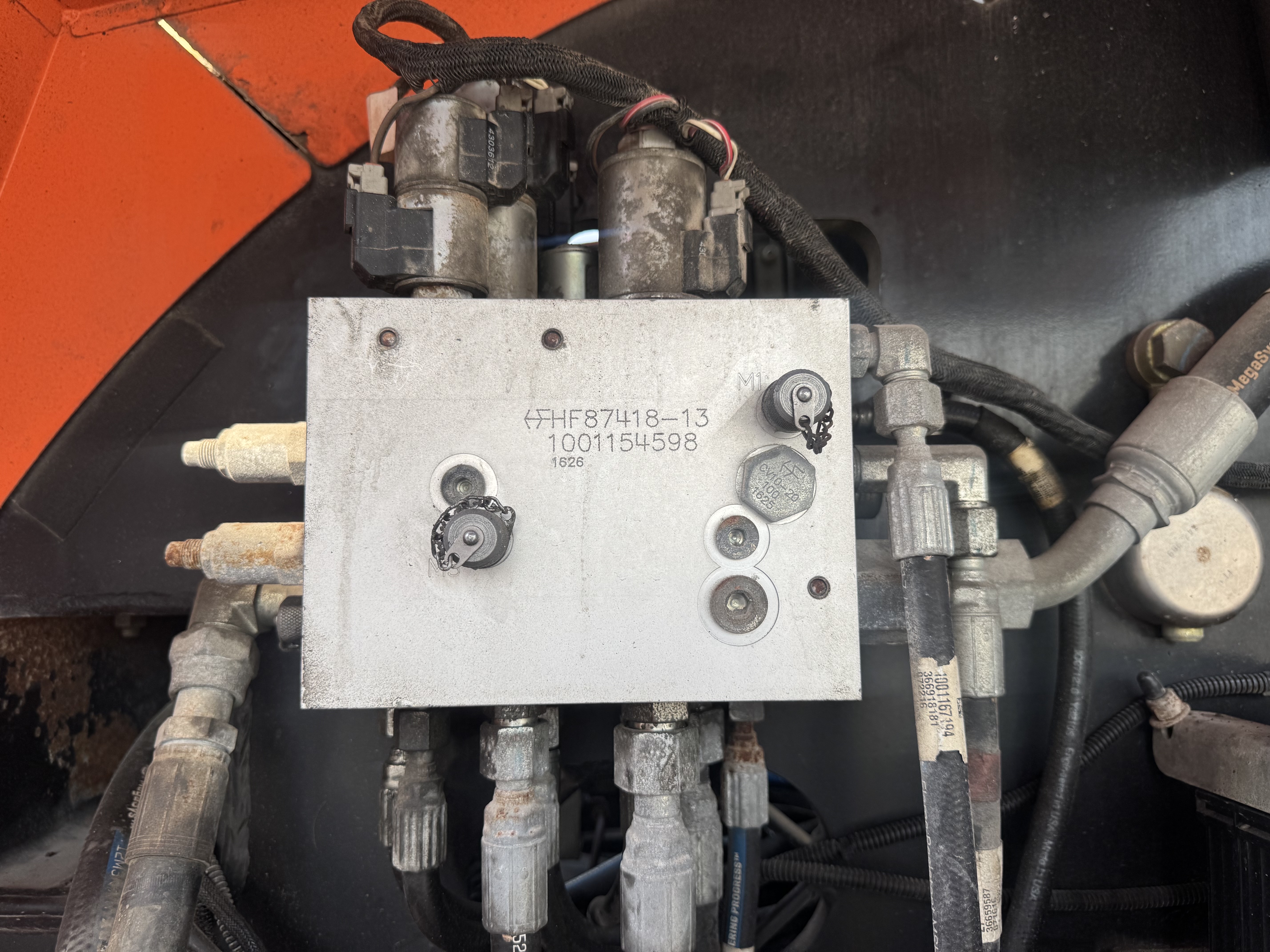 BLA-012-JLG-860SJ-Boom-lifts-inspection-Hydraulics-Main-control-valve-(MCV)-1