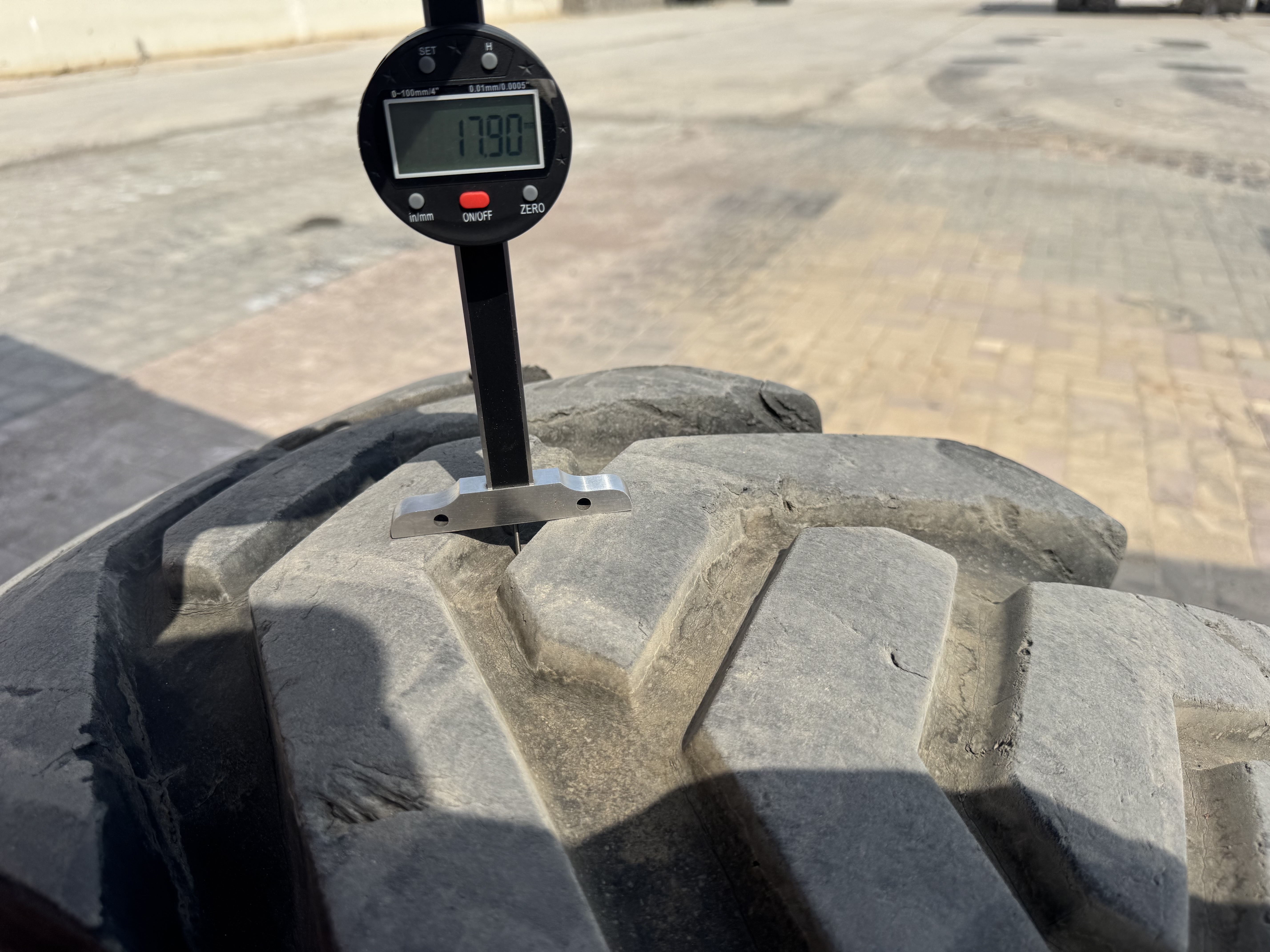 BLA-012-JLG-860SJ-Boom-lifts-inspection-Chassis-Left-front-tire---tread-depth-1