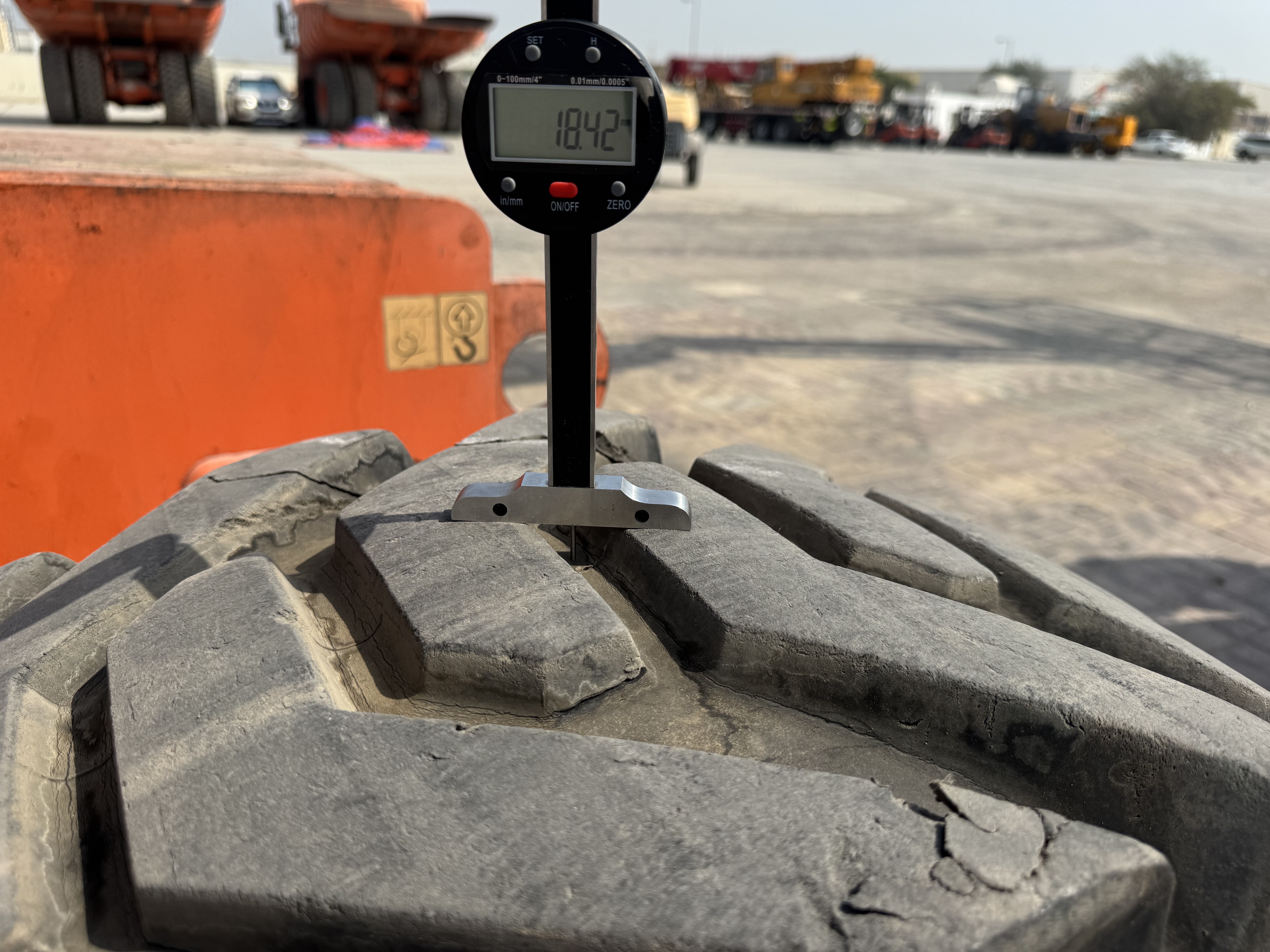 BLA-012-JLG-860SJ-Boom-lifts-inspection-Chassis-Right-front-tire---tread-depth-1