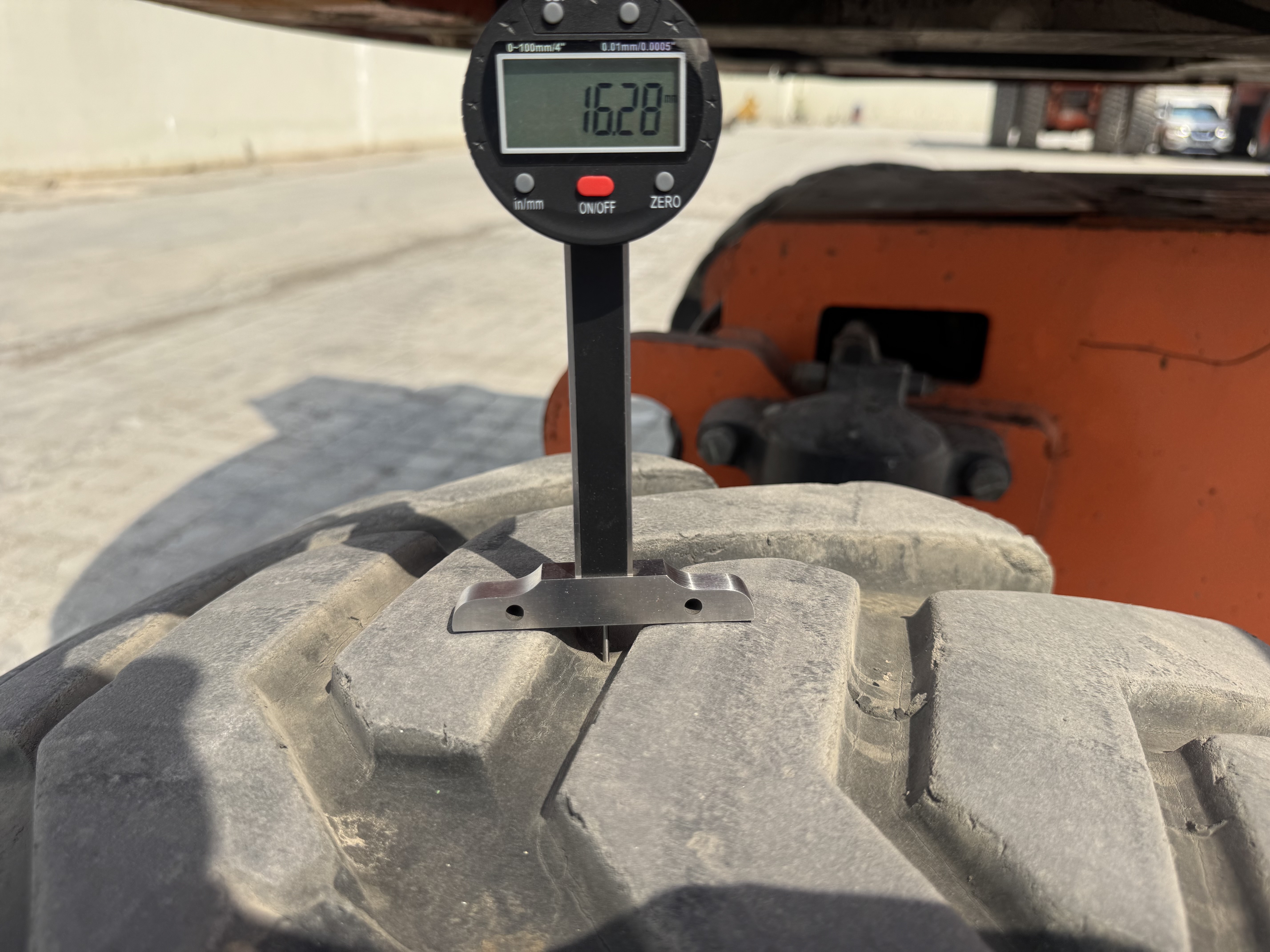 BLA-012-JLG-860SJ-Boom-lifts-inspection-Chassis-Right-rear-tire---tread-depth-1