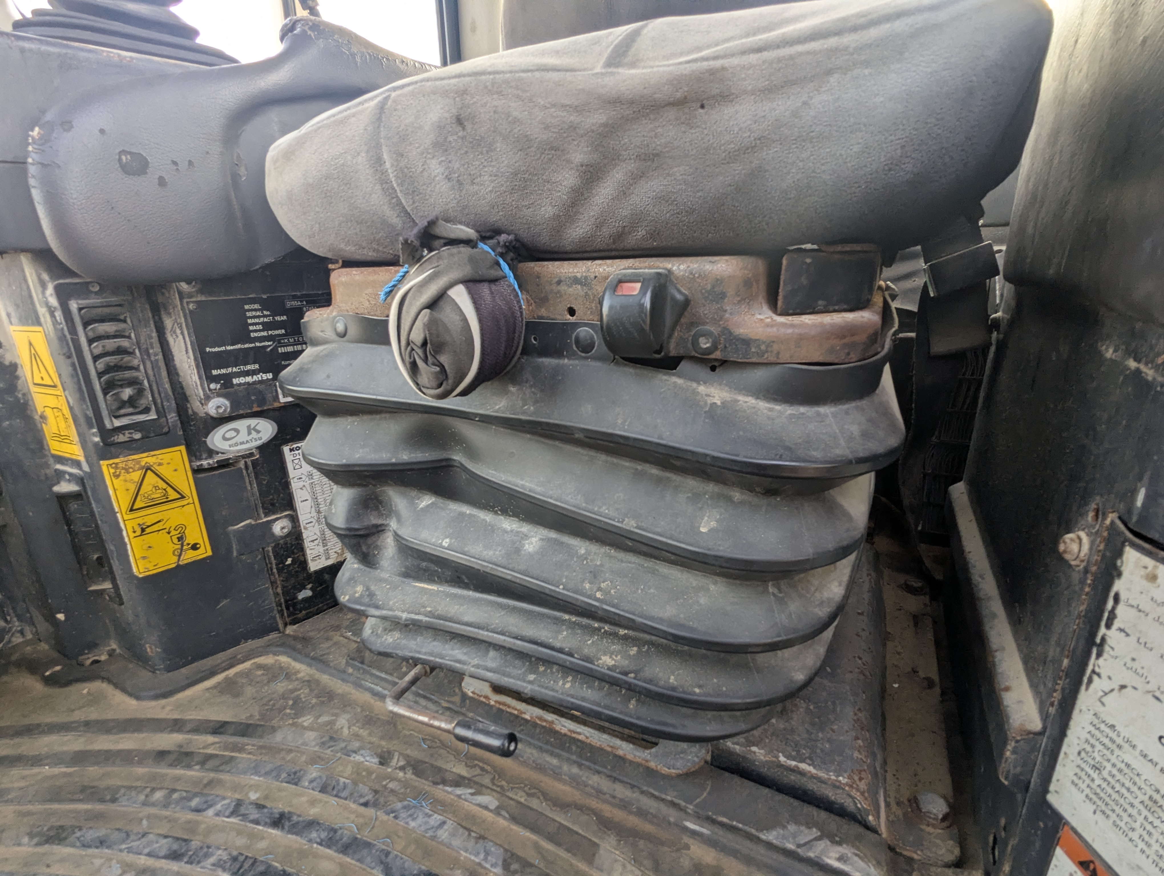 CDB-019-كوماتسو-D155A-6R-بلدوزرات-مجنزرة-فحص-الكابينة-المقاعد/مساند-الذراع-1